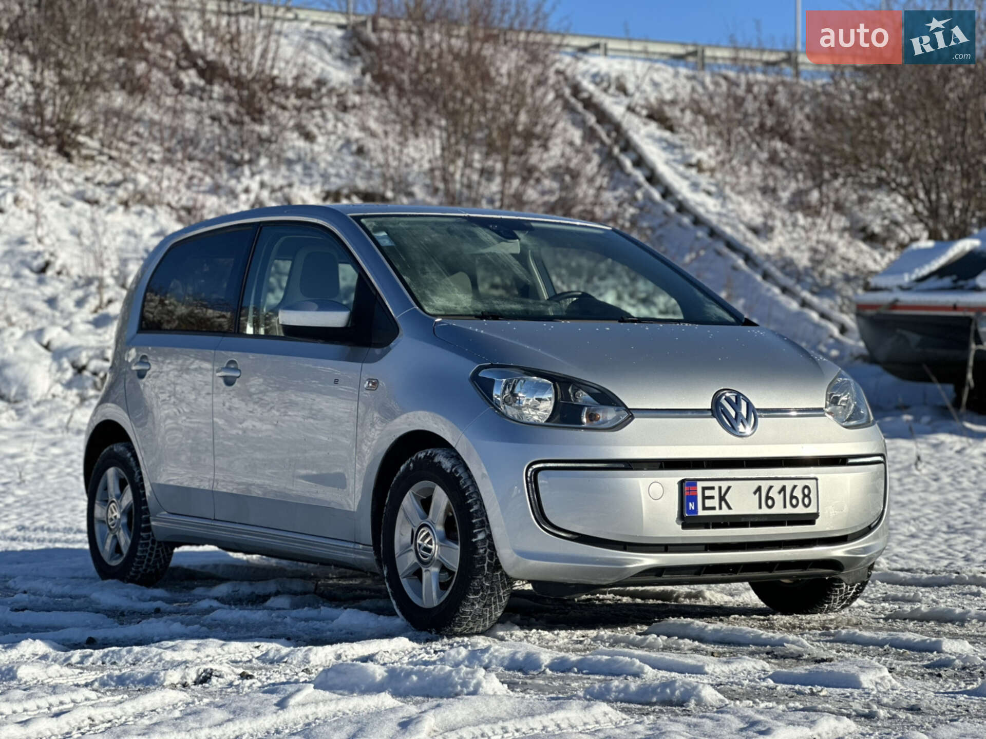 Головне фото звіту автомобіля VOLKSWAGEN UP 2016