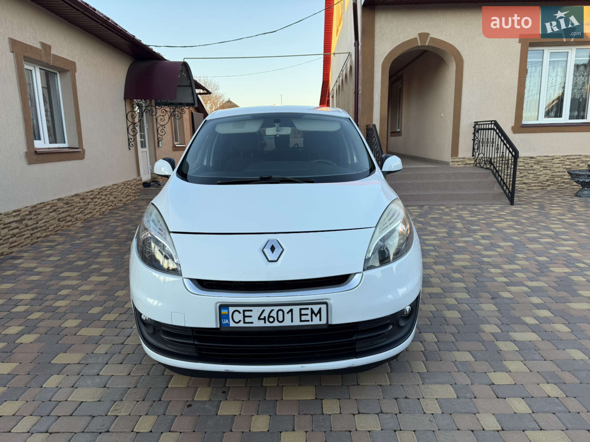 Головне фото звіту автомобіля RENAULT SCENIC 2012