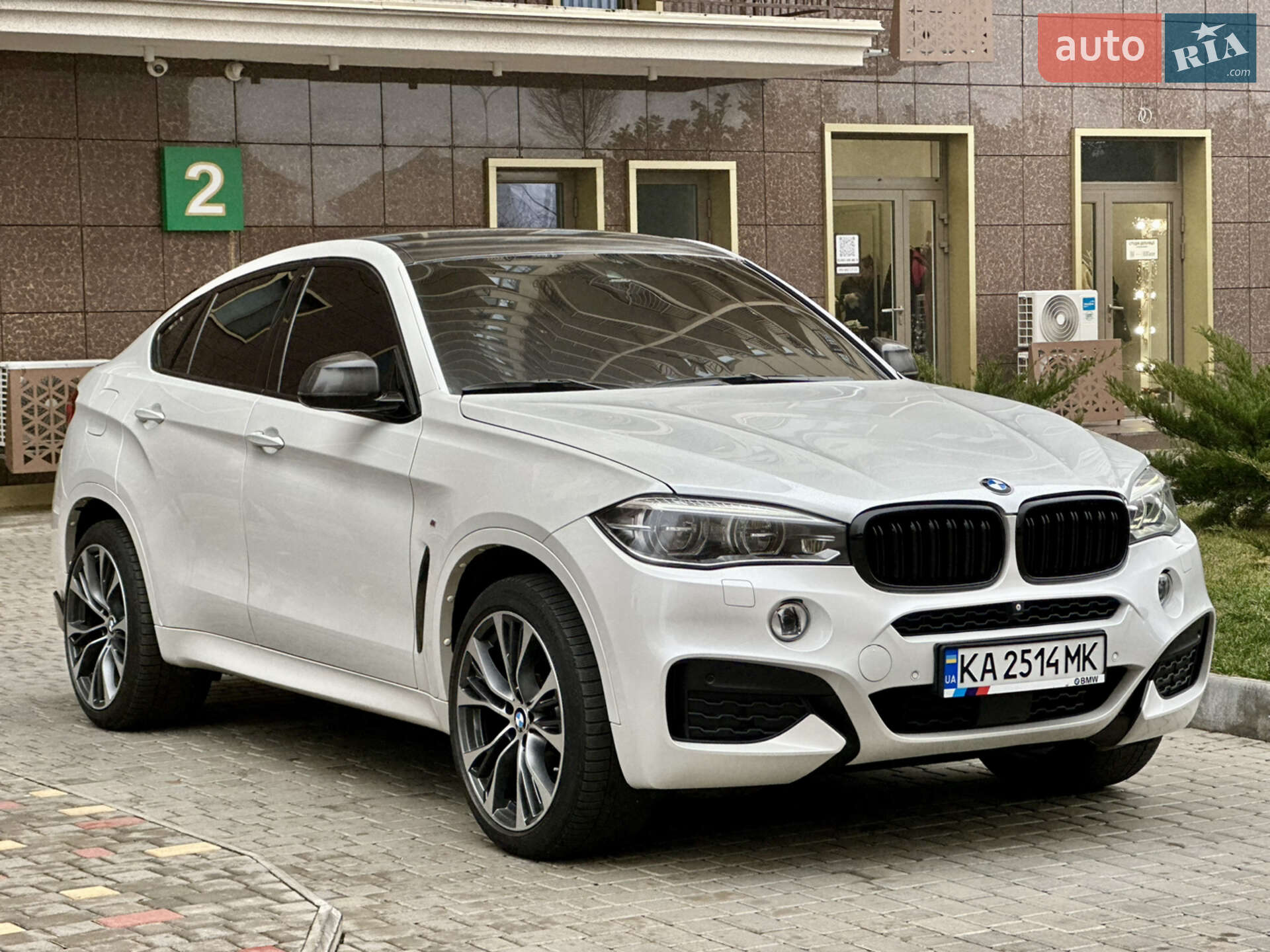 Головне фото звіту автомобіля BMW X6 2015