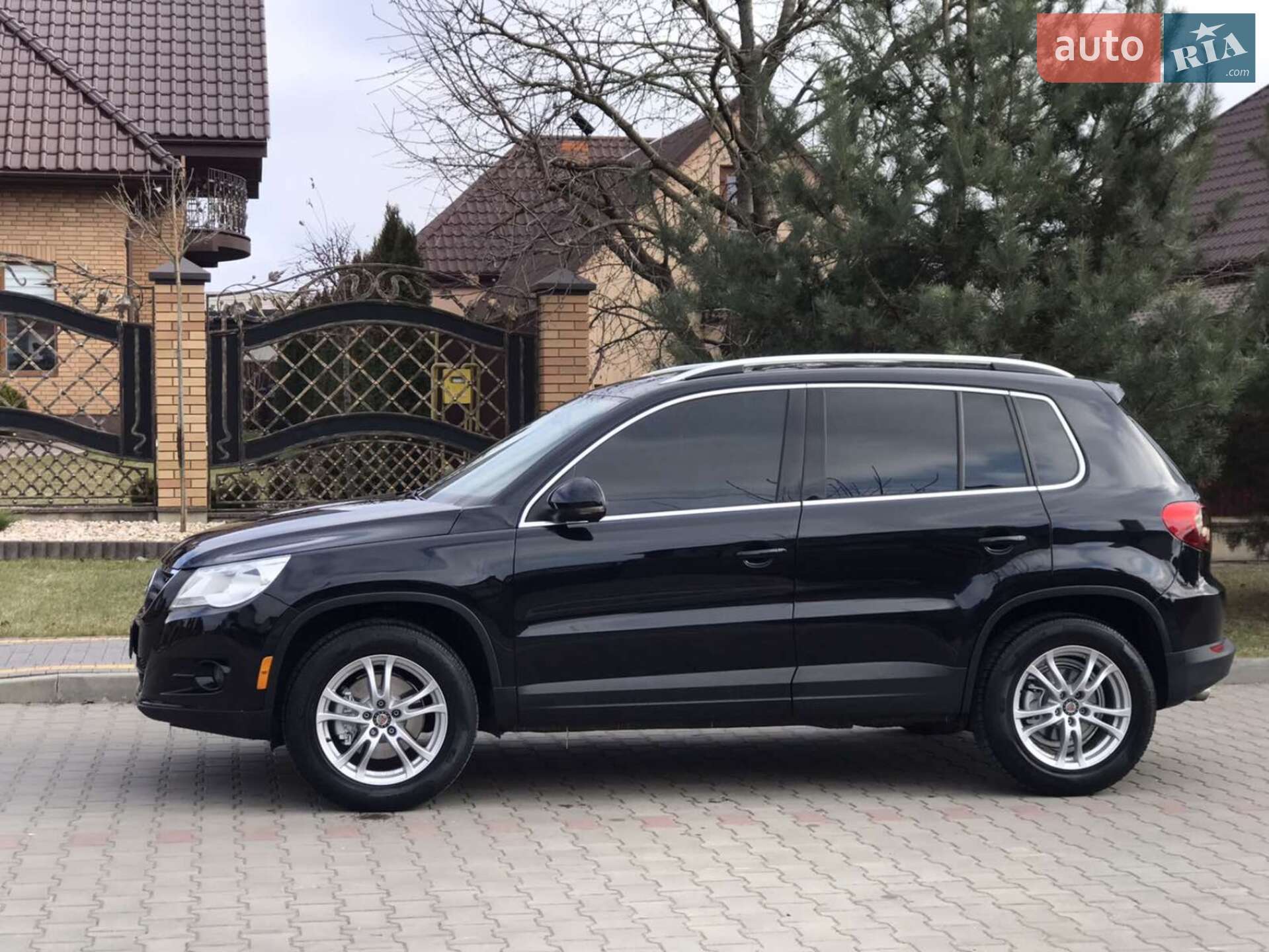 VOLKSWAGEN TIGUAN 2011
