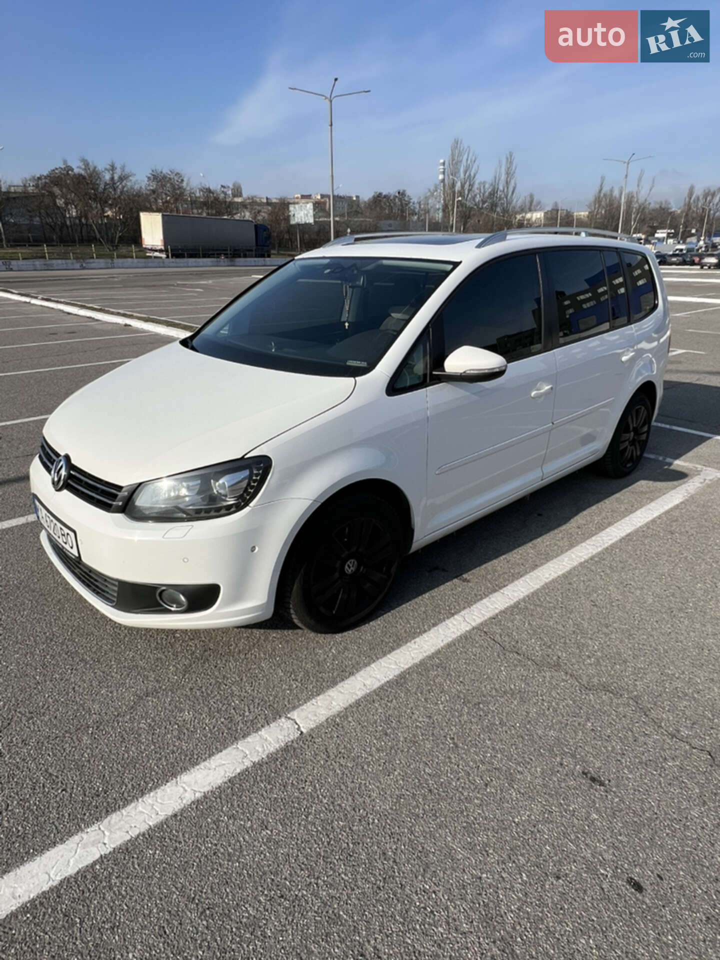VOLKSWAGEN TOURAN 2011