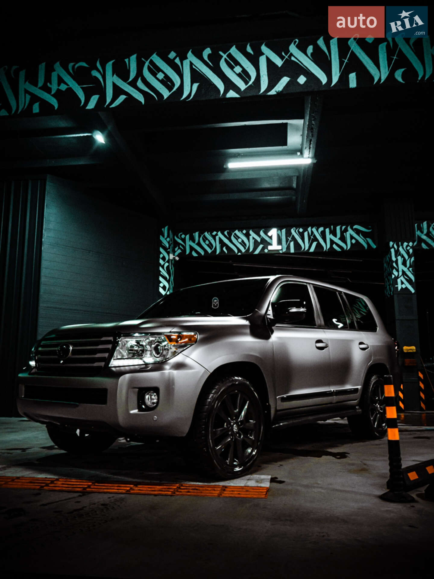 TOYOTA LAND CRUISER 200