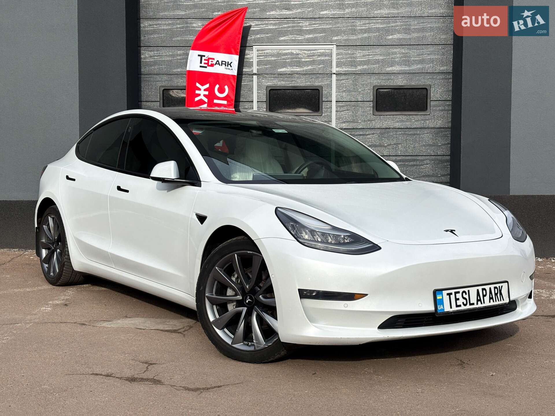 TESLA MODEL 3