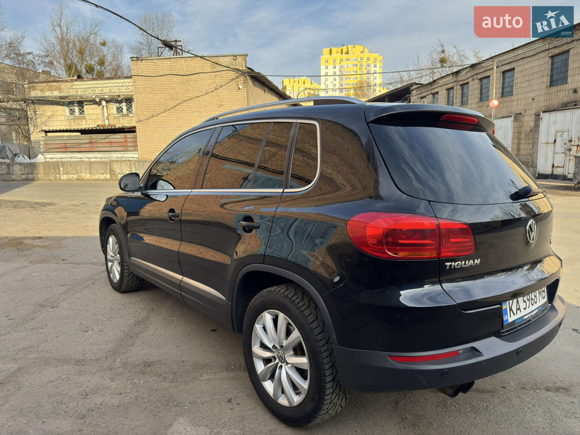 VOLKSWAGEN TIGUAN 2011