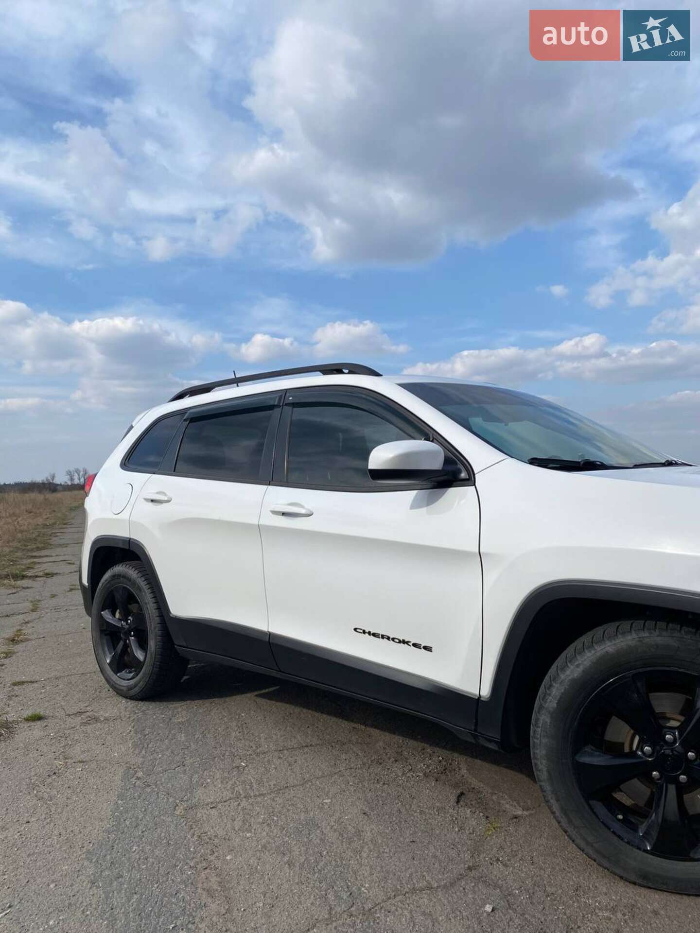 Головне фото звіту автомобіля JEEP CHEROKEE 2017
