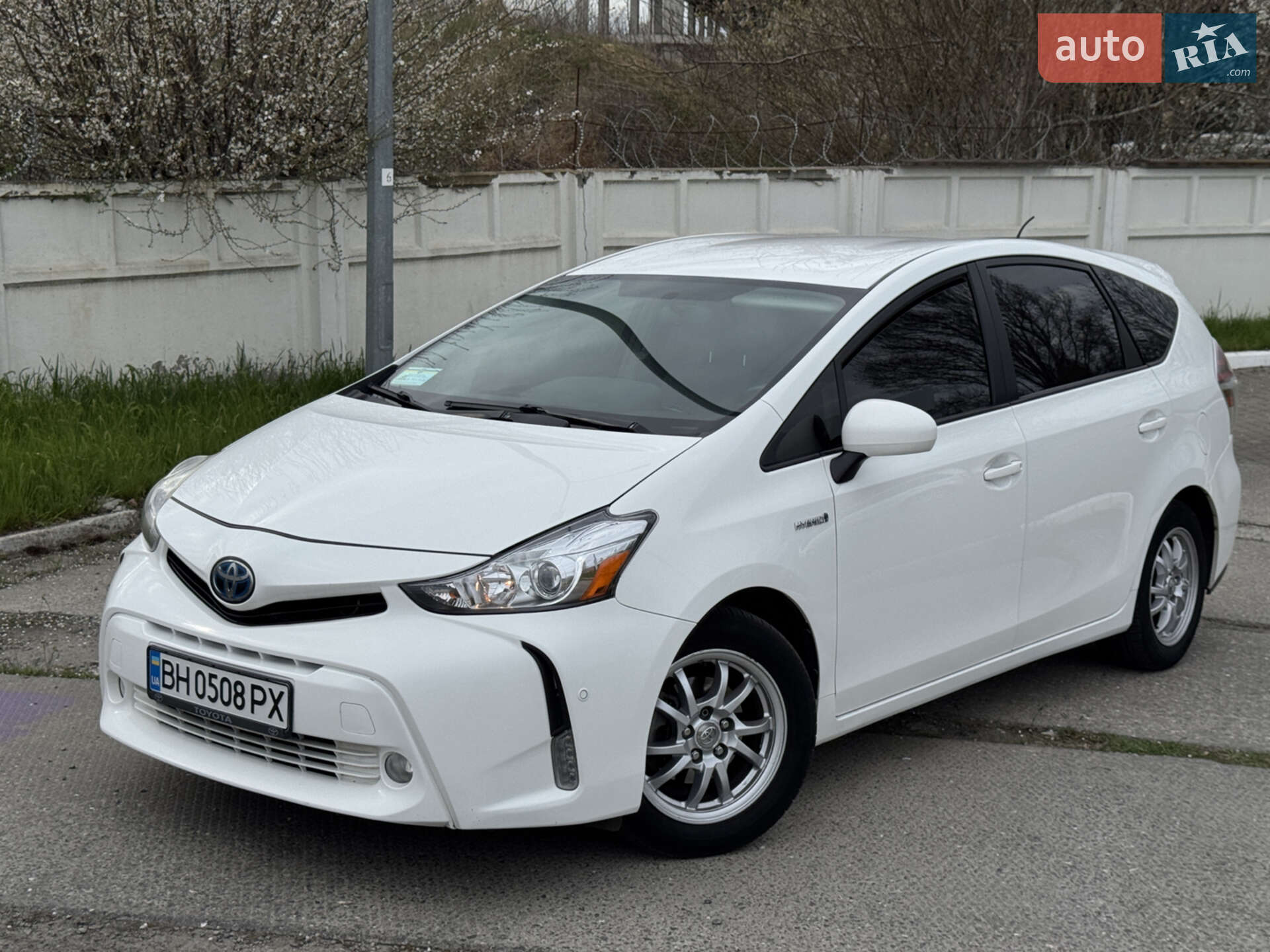 Головне фото звіту автомобіля TOYOTA PRIUS 2015