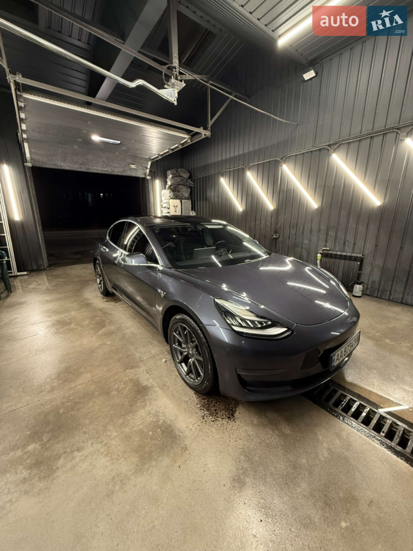 TESLA MODEL 3