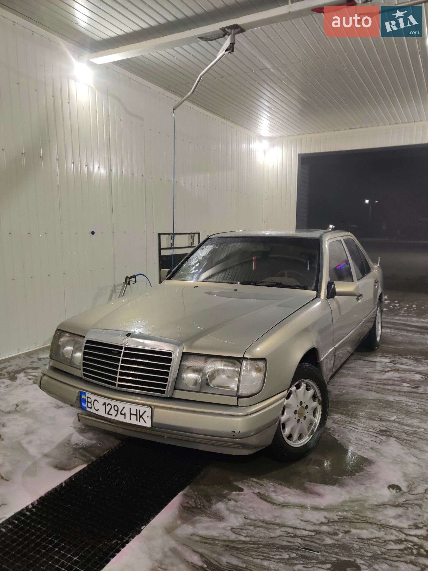 MERCEDES-BENZ 124 1989