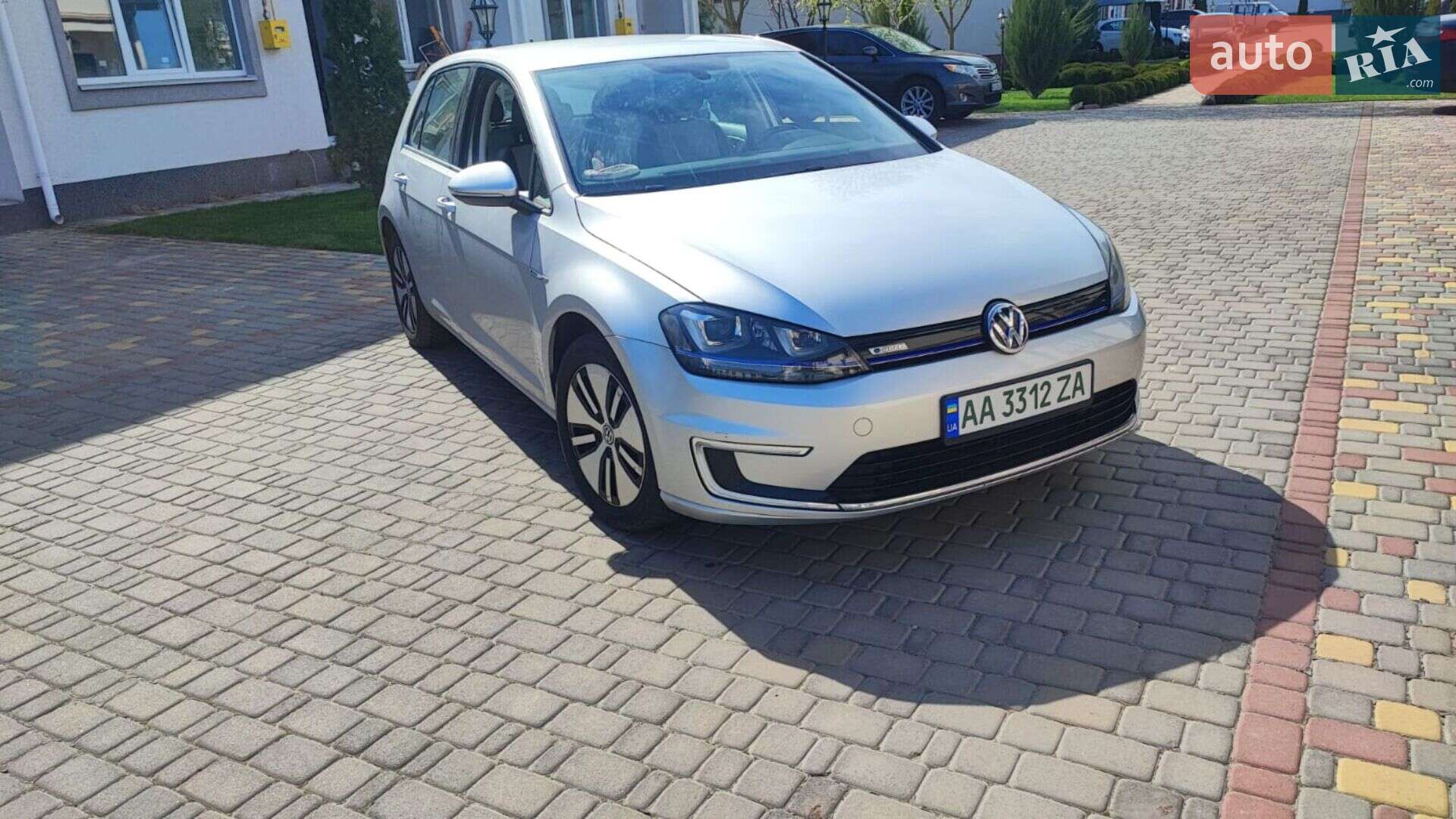 VOLKSWAGEN E-GOLF 2015