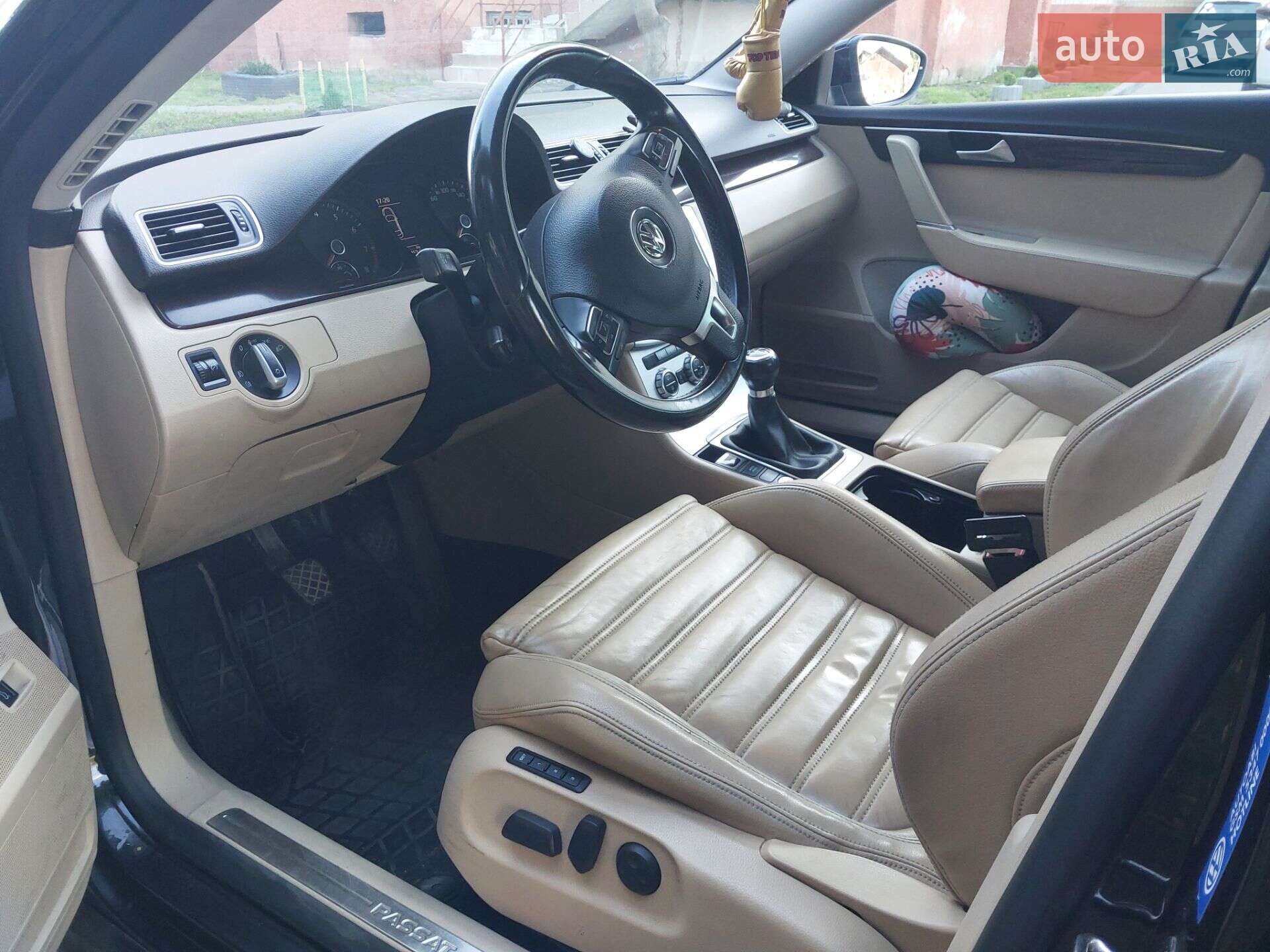 VOLKSWAGEN PASSAT 2011