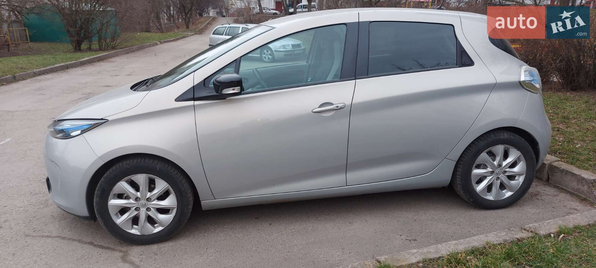 Головне фото звіту автомобіля RENAULT ZOE 2016