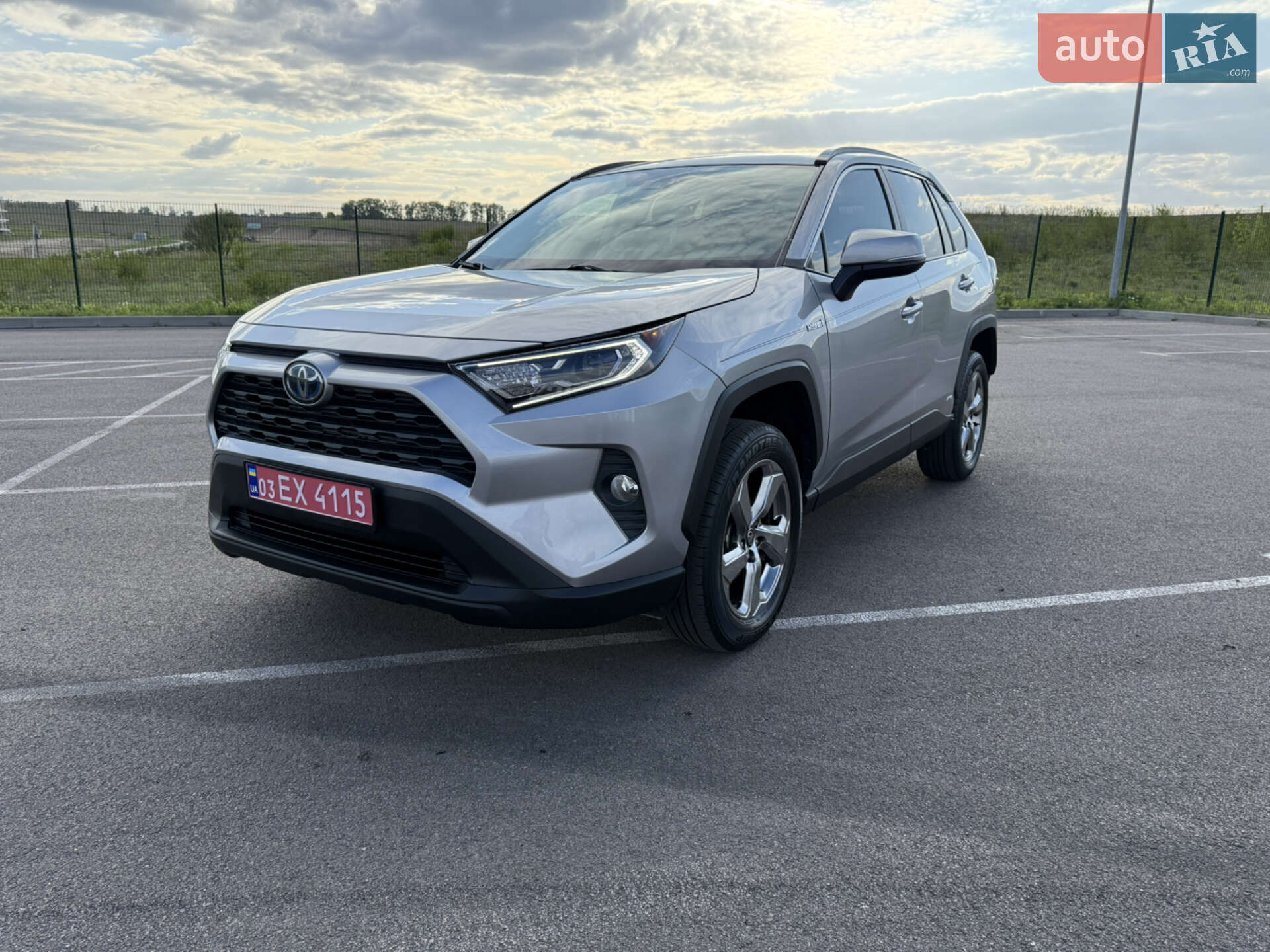 Головне фото звіту автомобіля TOYOTA RAV4 2021