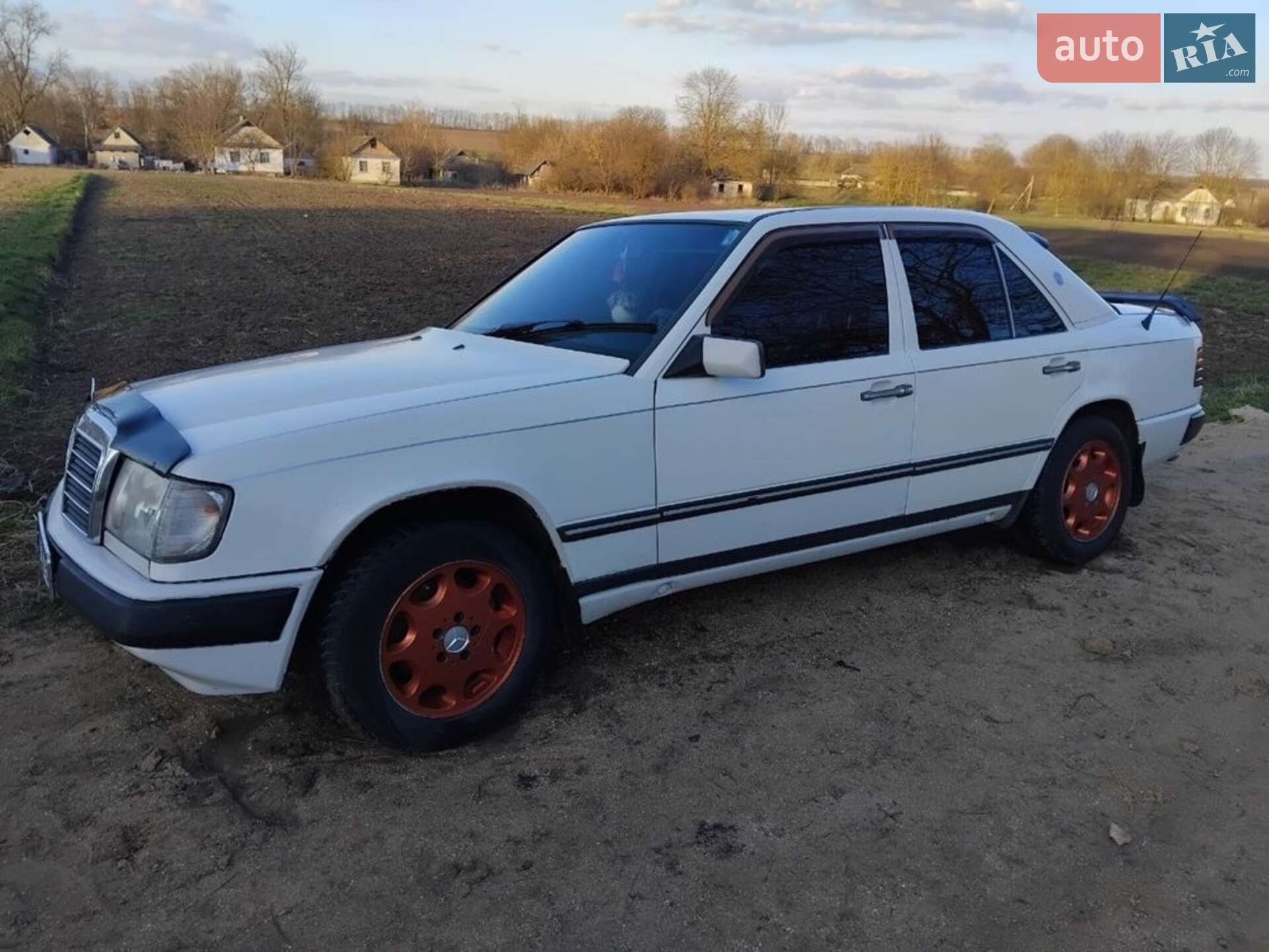 Головне фото звіту автомобіля MERCEDES-BENZ 124 1985