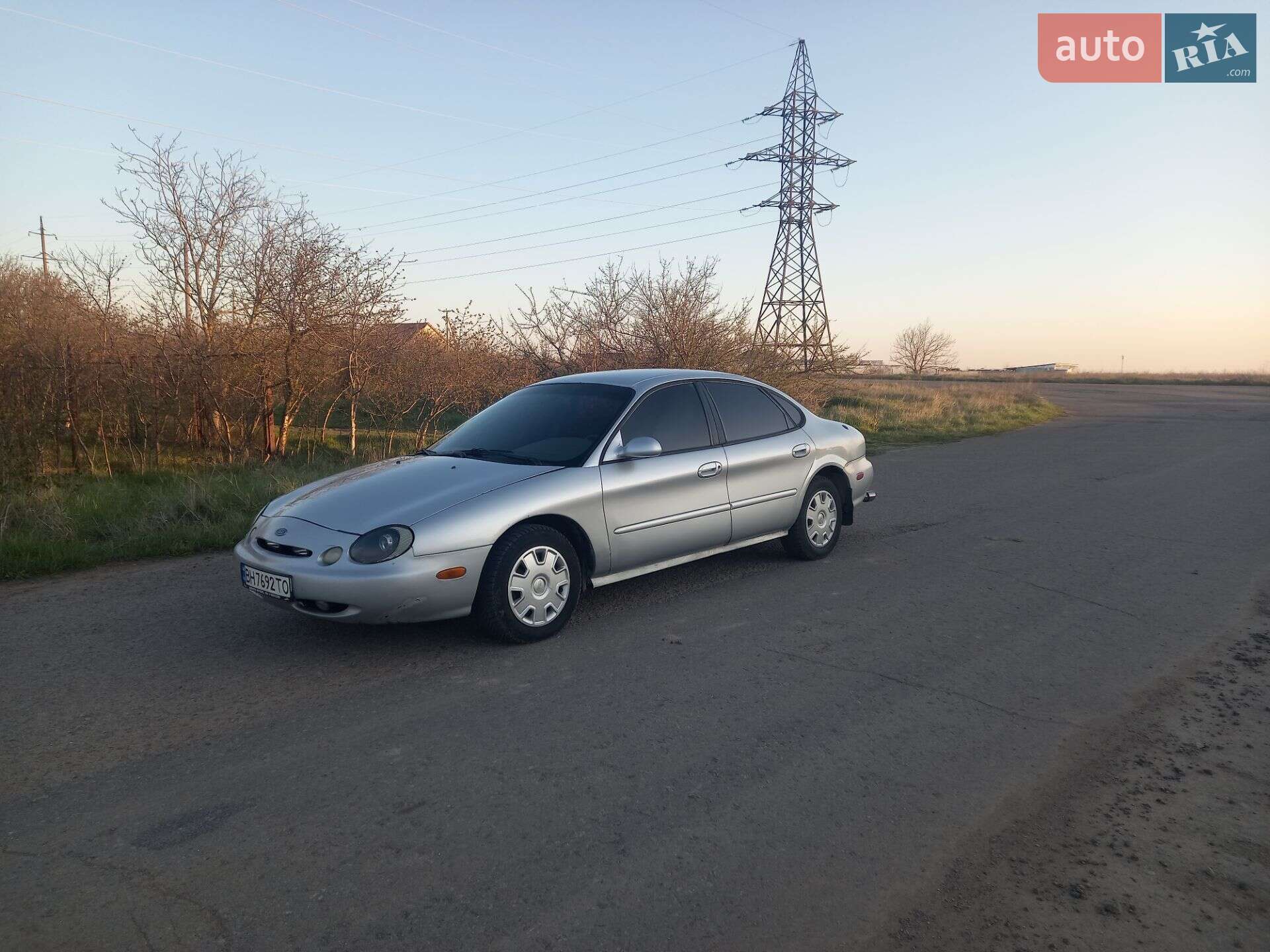 Головне фото звіту автомобіля FORD TAURUS 1996