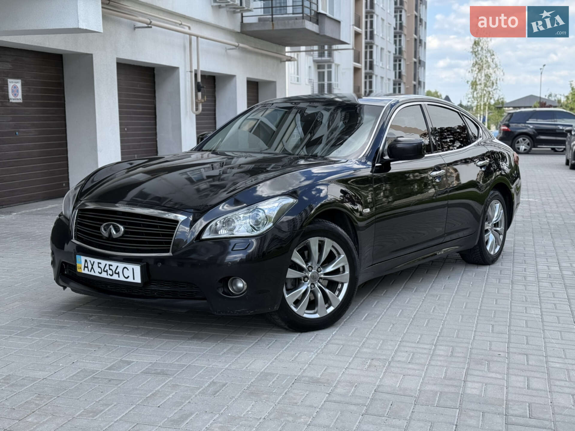 INFINITI M25 2012