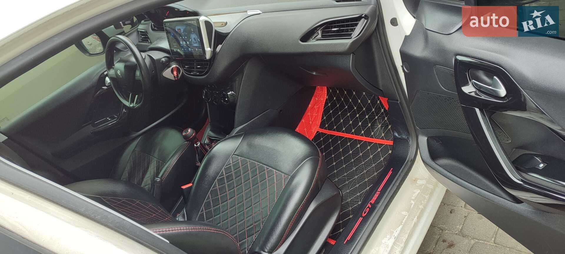 PEUGEOT 208 2013