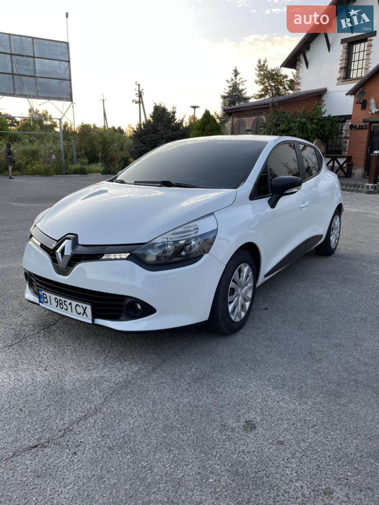 Головне фото звіту автомобіля RENAULT CLIO 2015