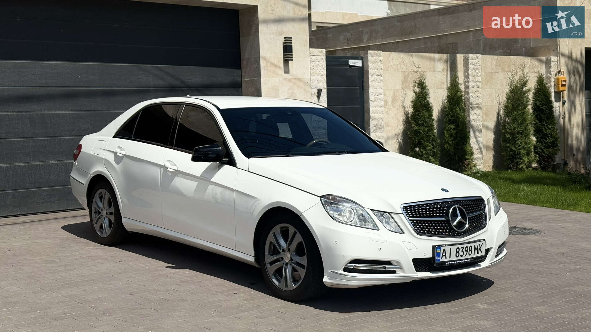 MERCEDES-BENZ E 200 2011