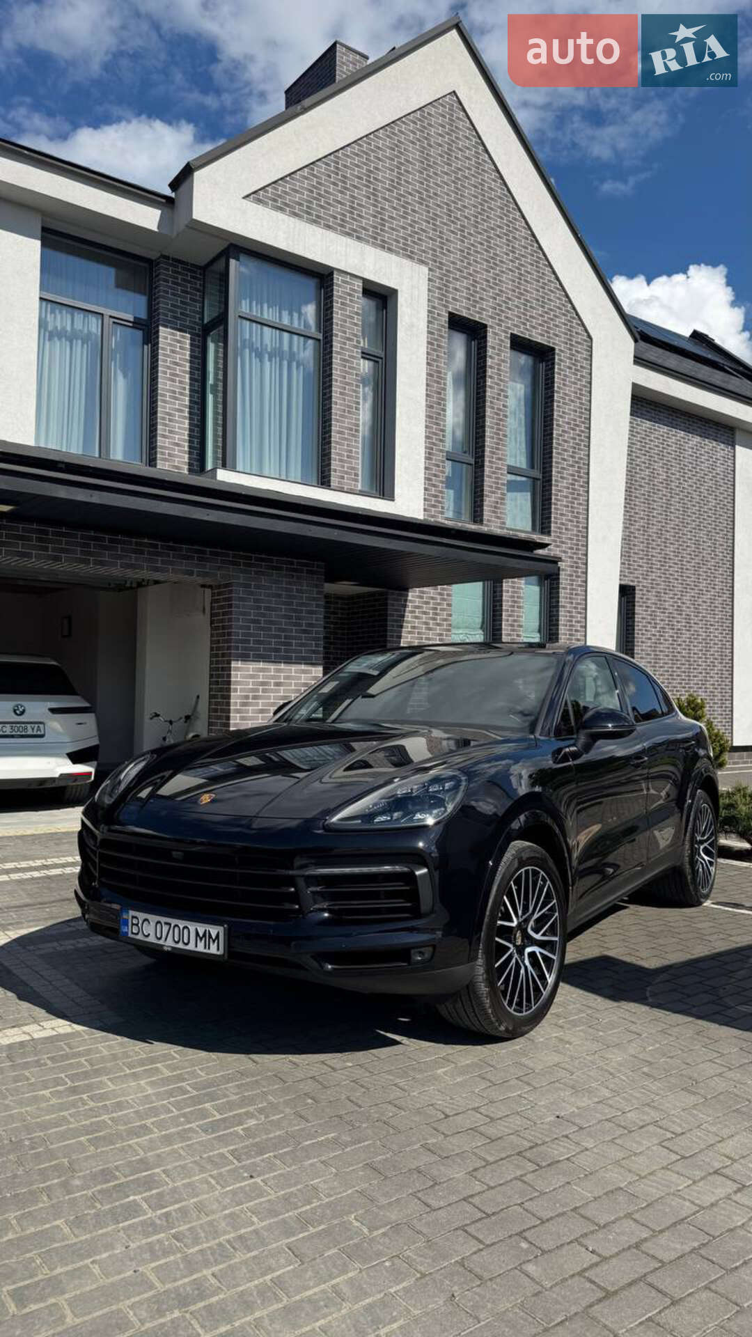 Головне фото звіту автомобіля PORSCHE CAYENNE 2022