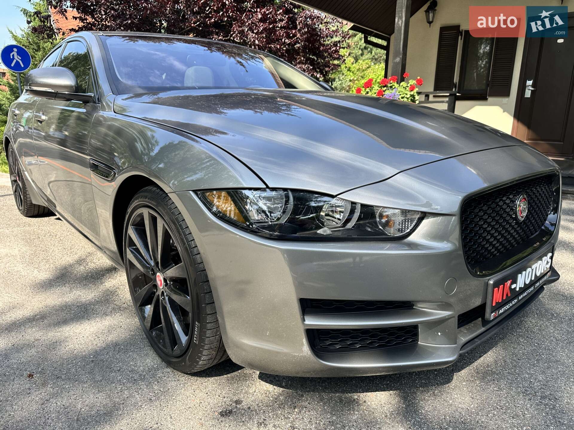 Головне фото звіту автомобіля JAGUAR XE 2016