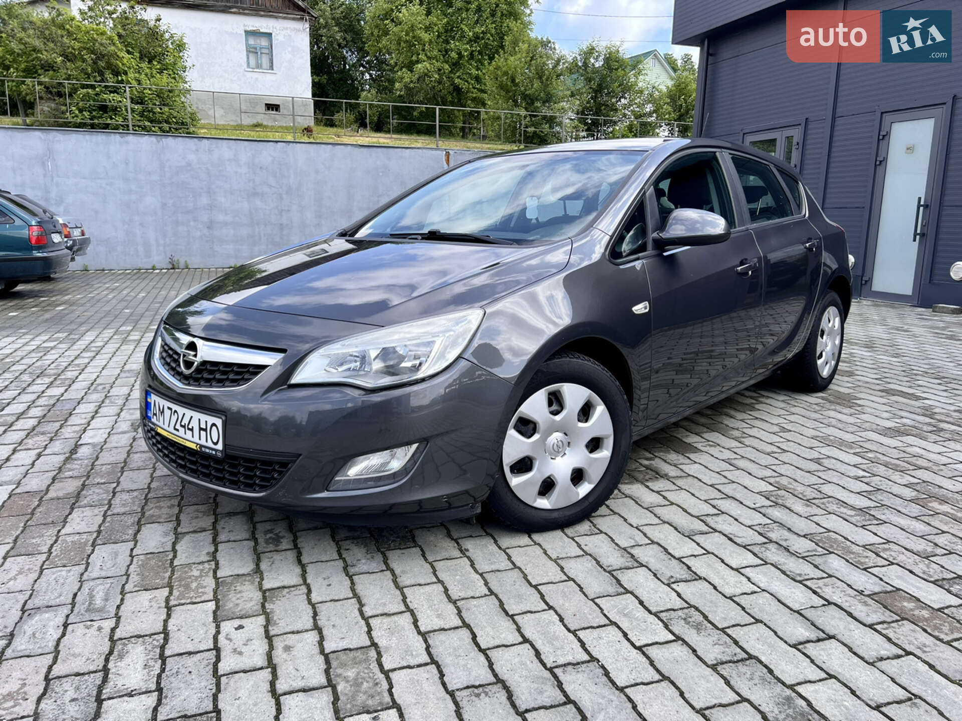 OPEL ASTRA GTC 2011