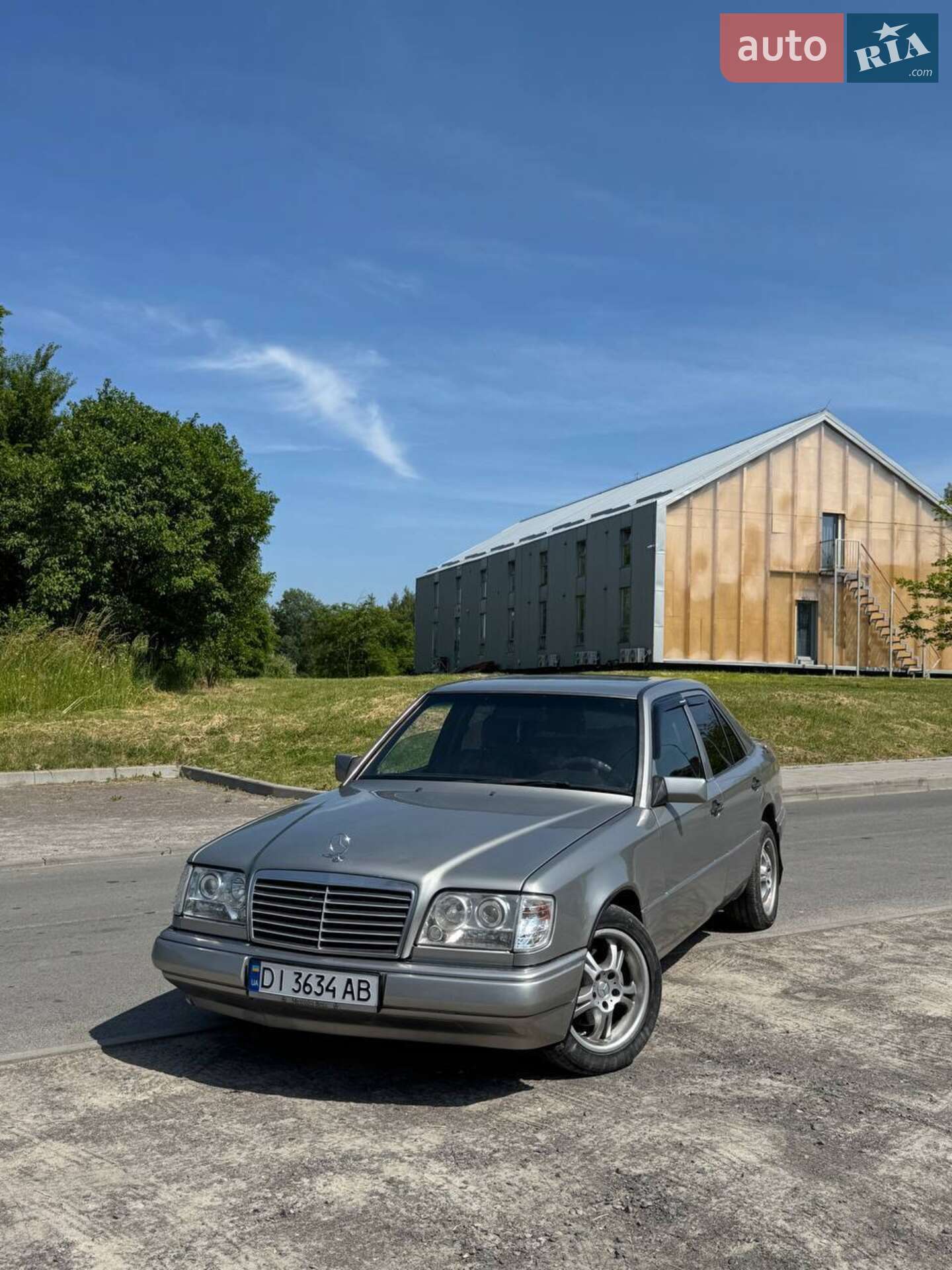 Головне фото звіту автомобіля MERCEDES-BENZ E 200 1994