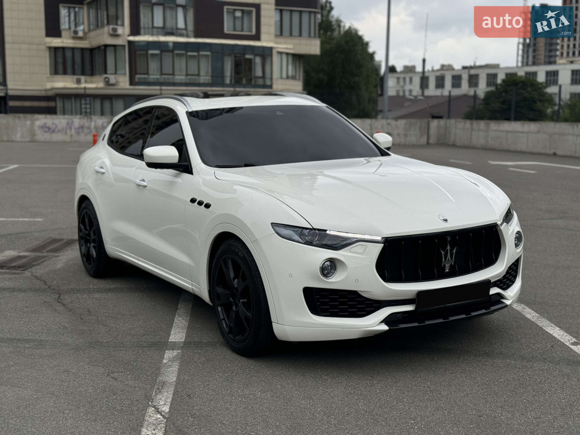 Головне фото звіту автомобіля MASERATI LEVANTE 2016