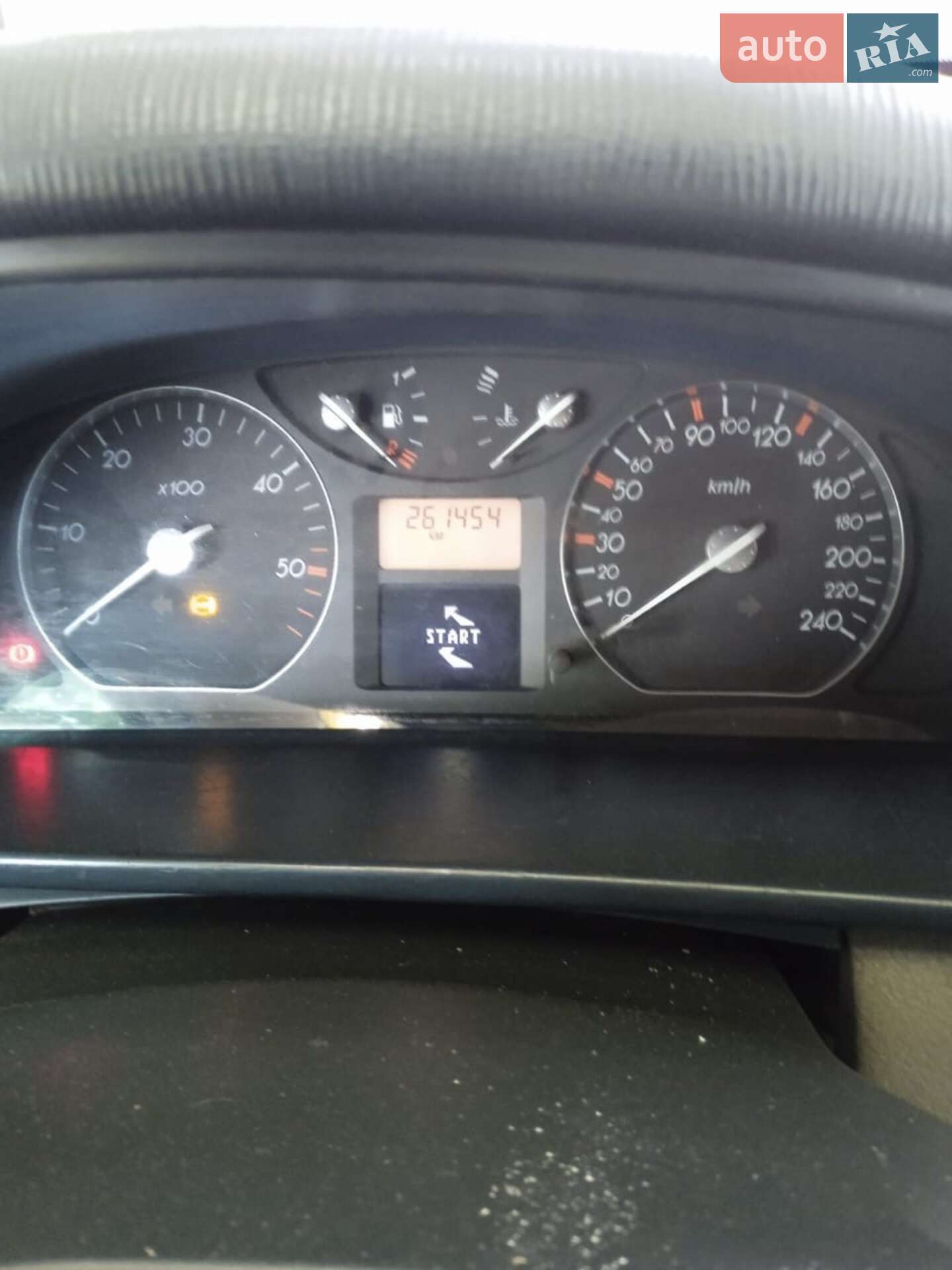 Головне фото звіту автомобіля RENAULT LAGUNA 2001