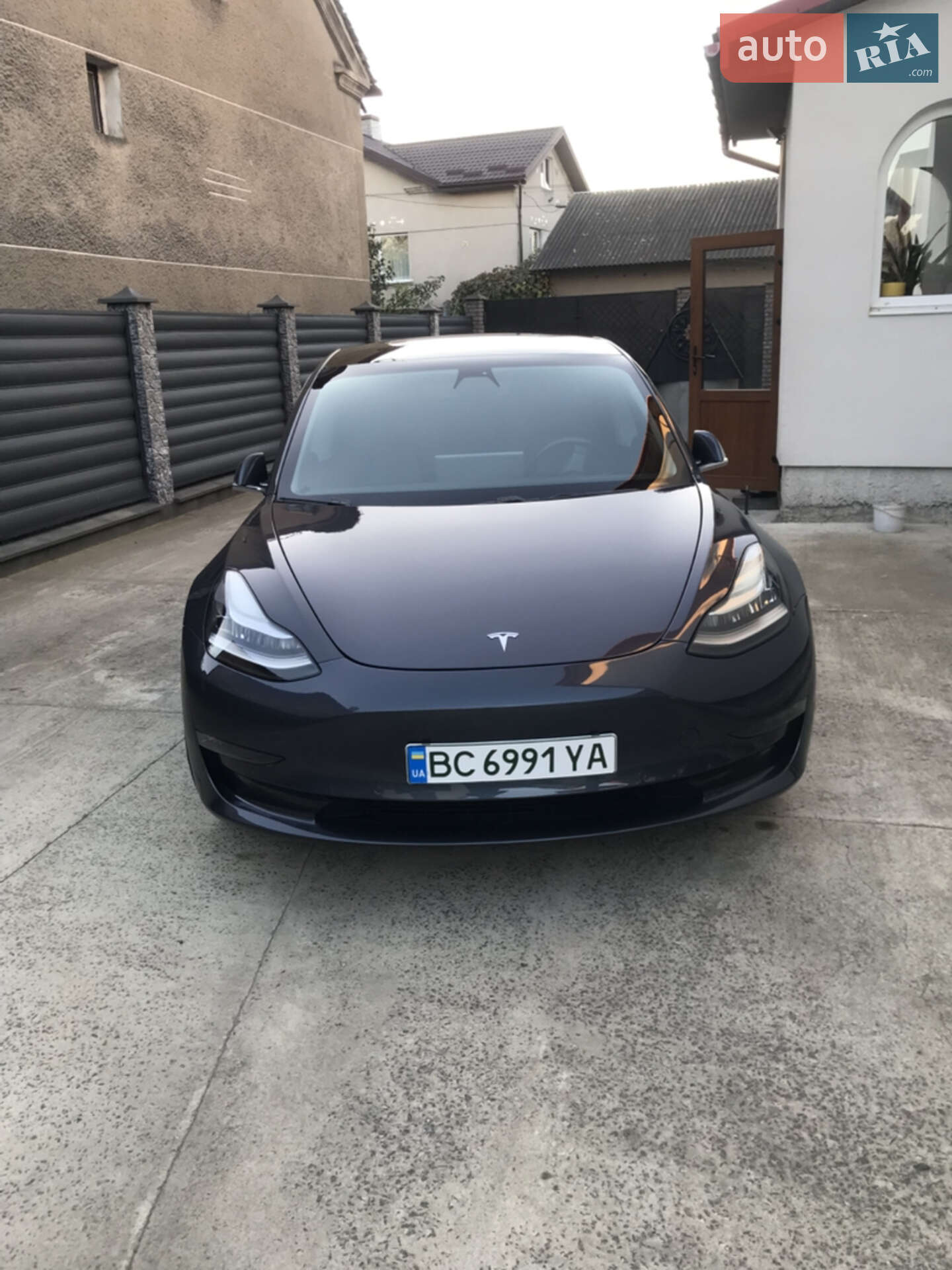 Головне фото звіту автомобіля TESLA MODEL 3 2019