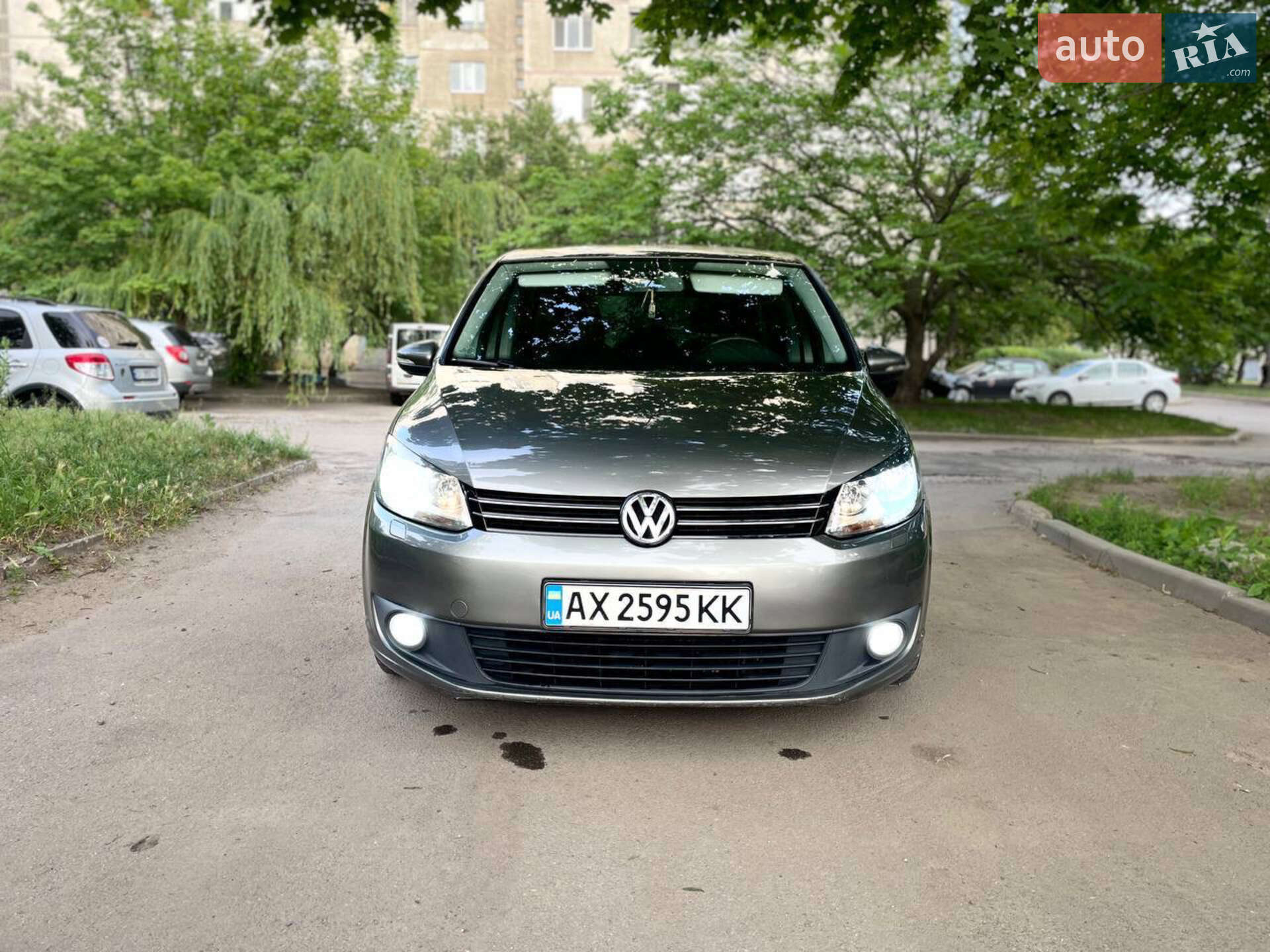VOLKSWAGEN TOURAN 2011