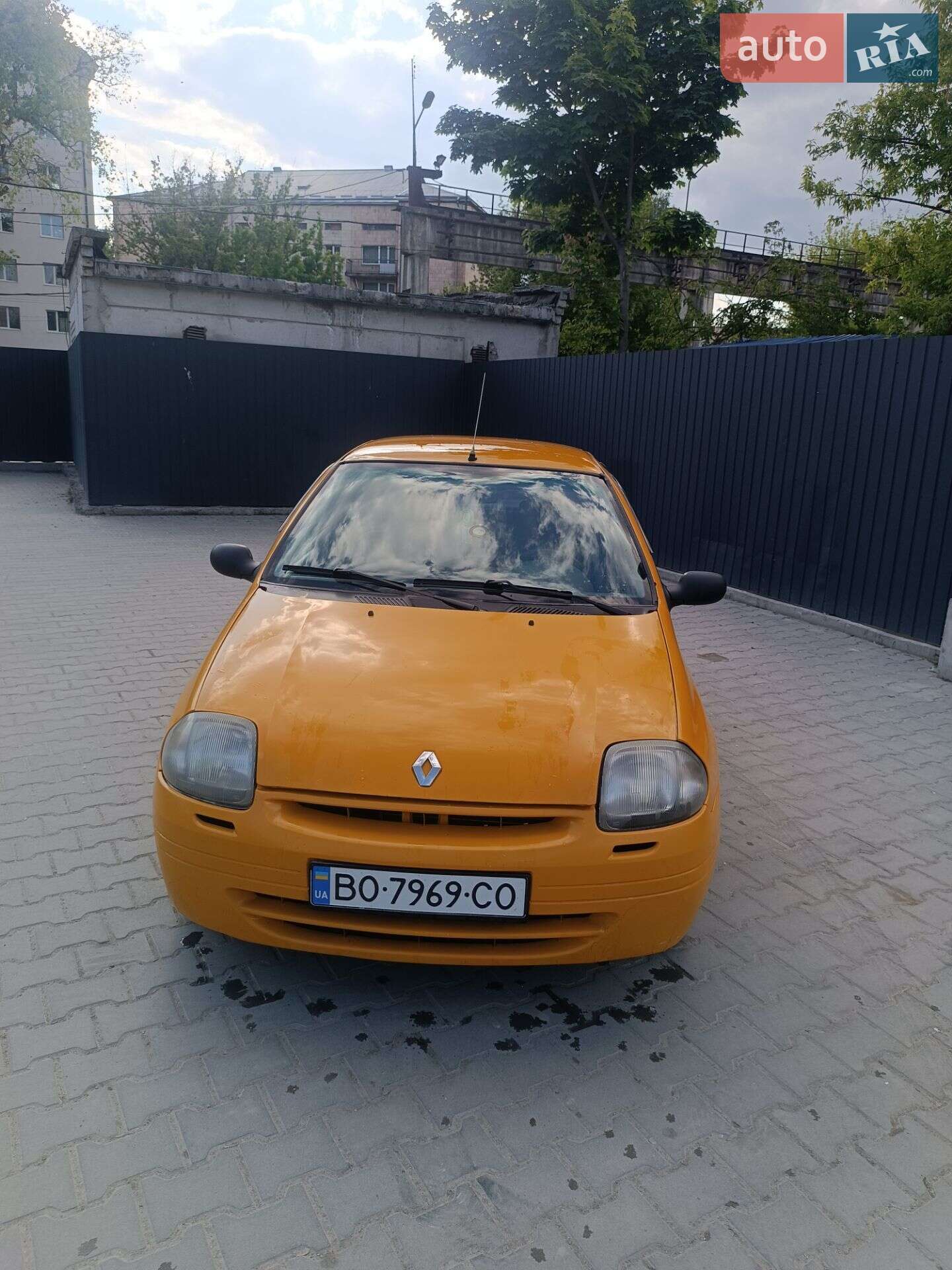 Головне фото звіту автомобіля RENAULT CLIO 2001