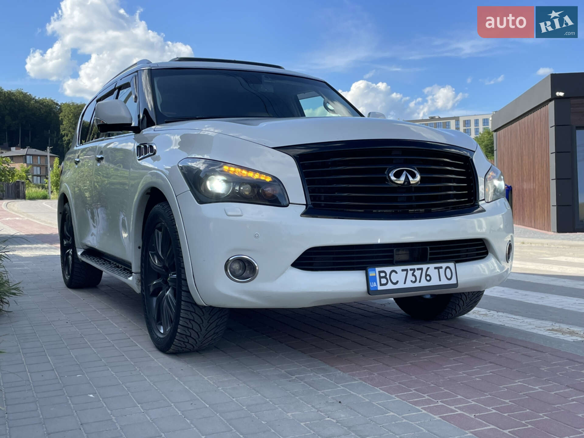 Головне фото звіту автомобіля INFINITI QX56 2011