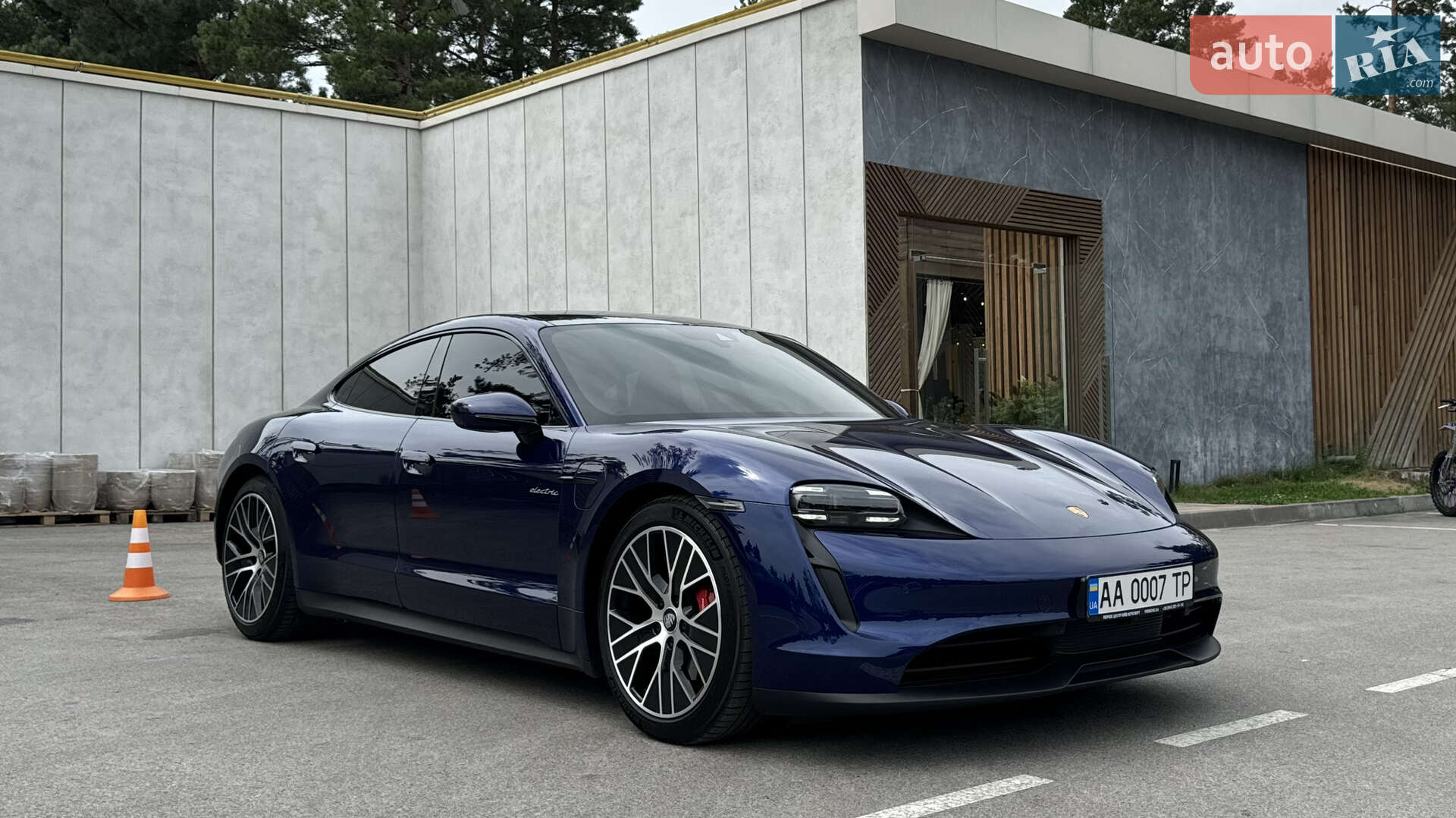 PORSCHE TAYCAN