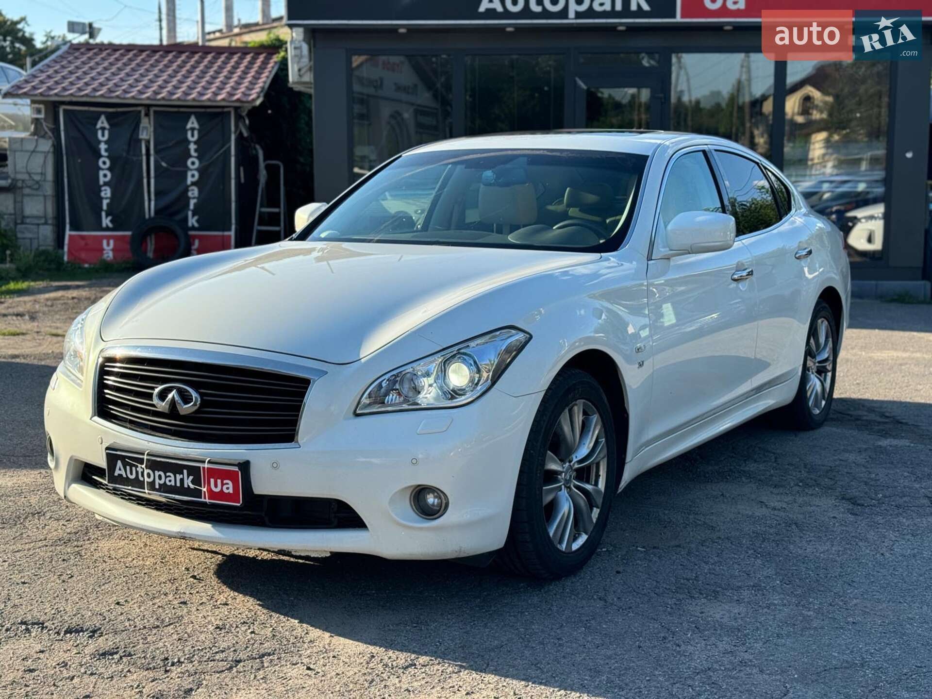 INFINITI Q70 2013