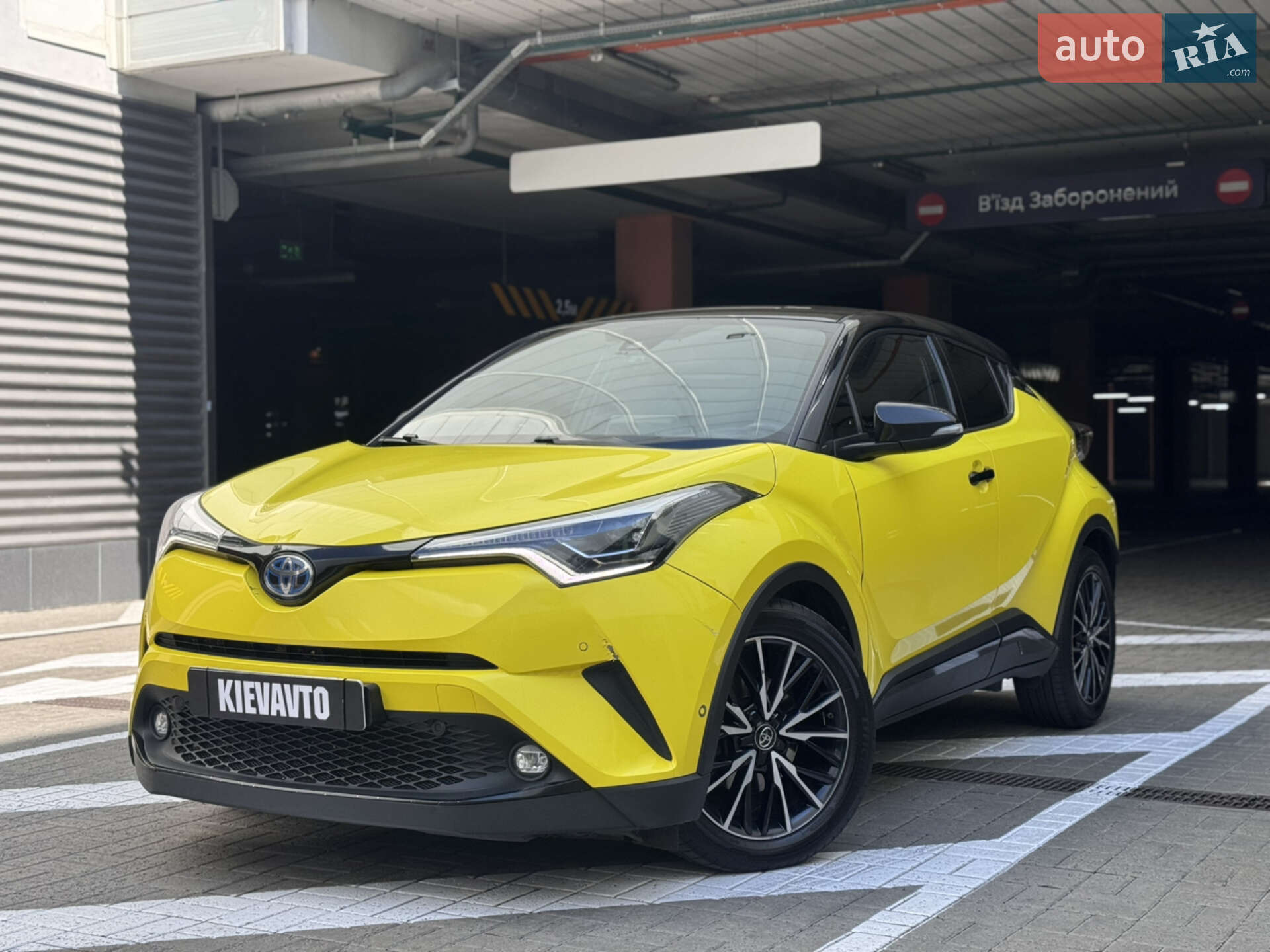Головне фото звіту автомобіля TOYOTA C-HR 2016