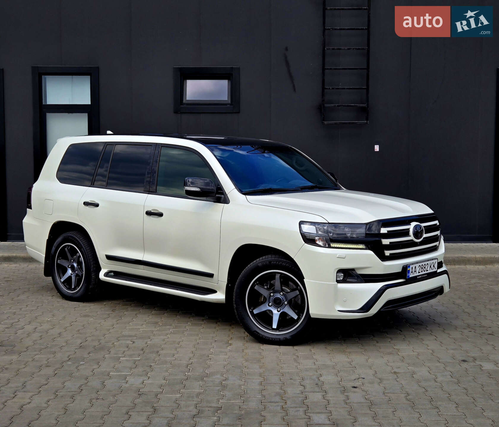 TOYOTA LAND CRUISER 200