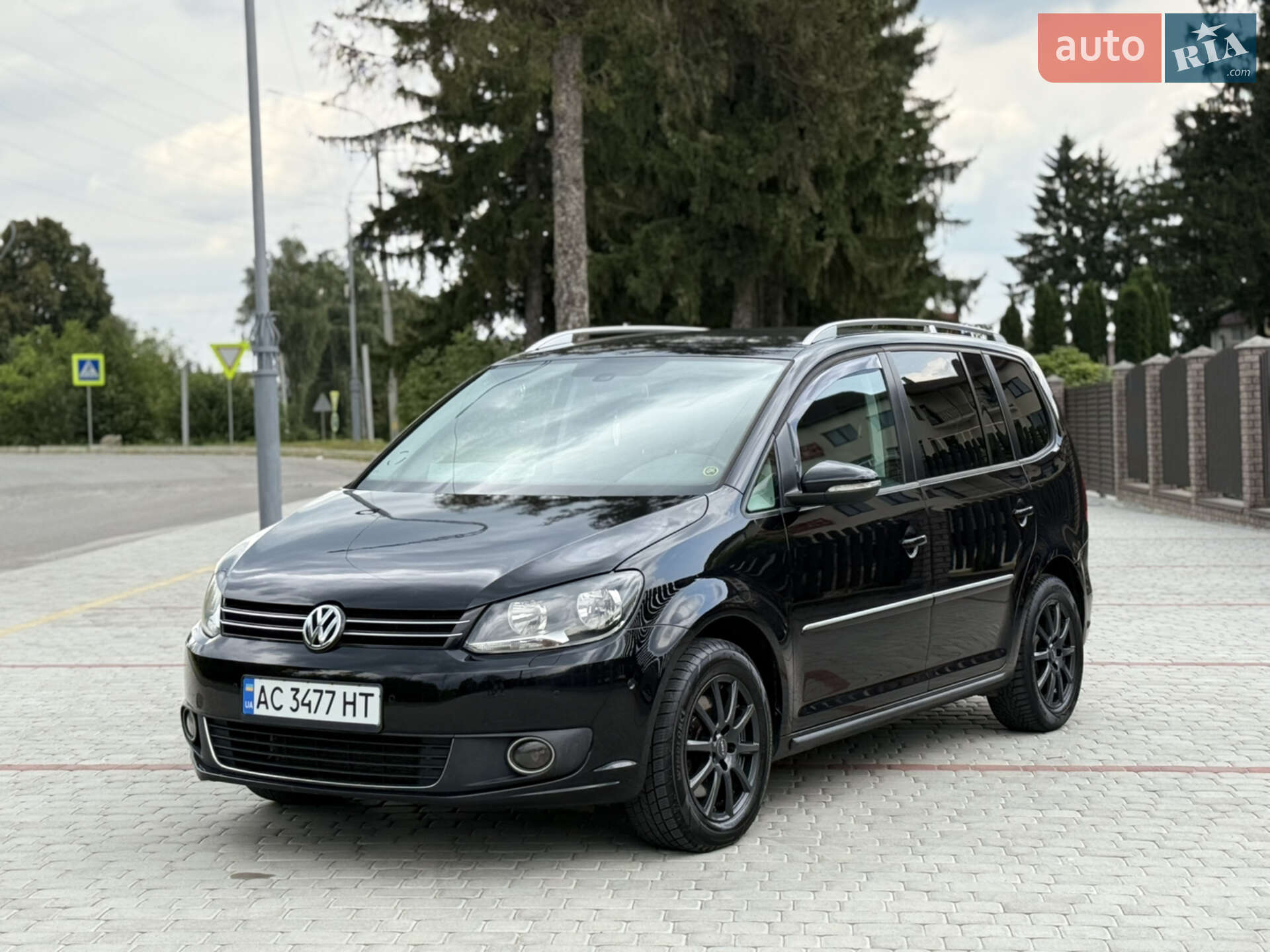 VOLKSWAGEN TOURAN 2011
