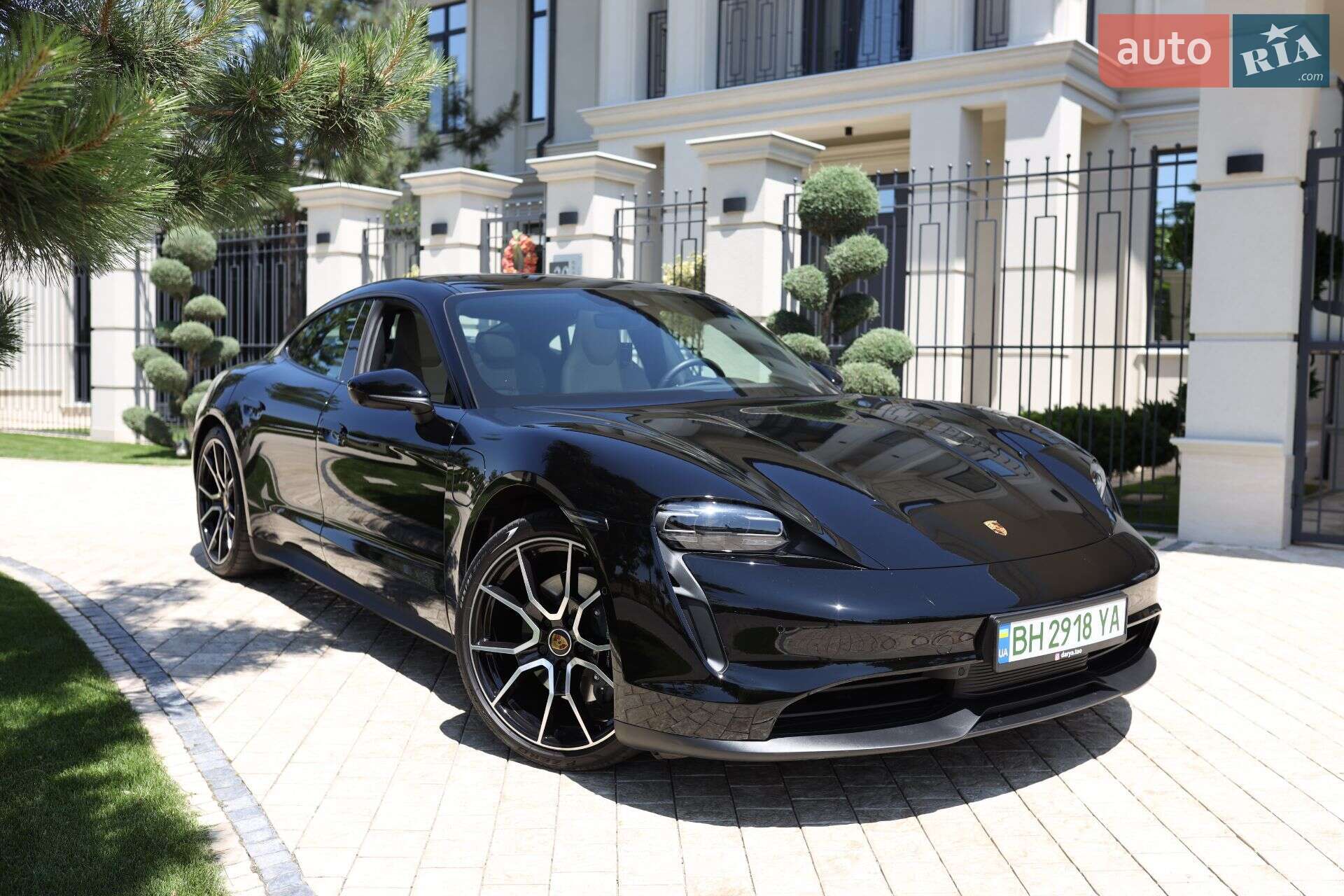 Головне фото звіту автомобіля PORSCHE TAYCAN 2023