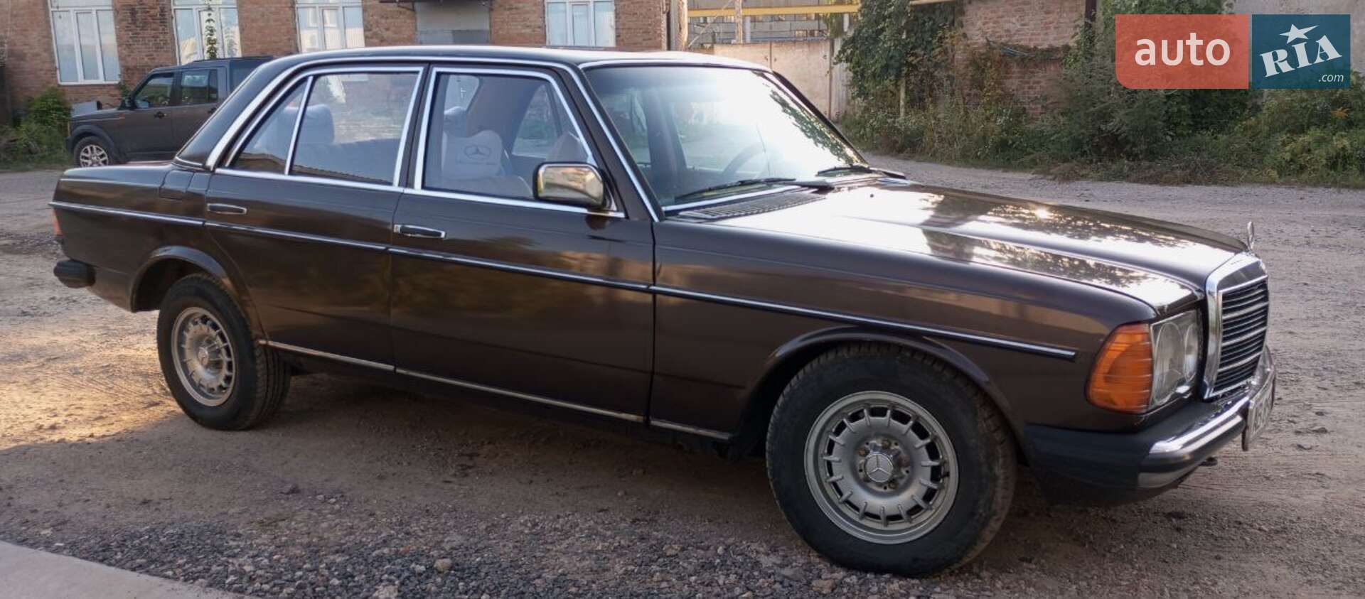 MERCEDES-BENZ 240 D 1983