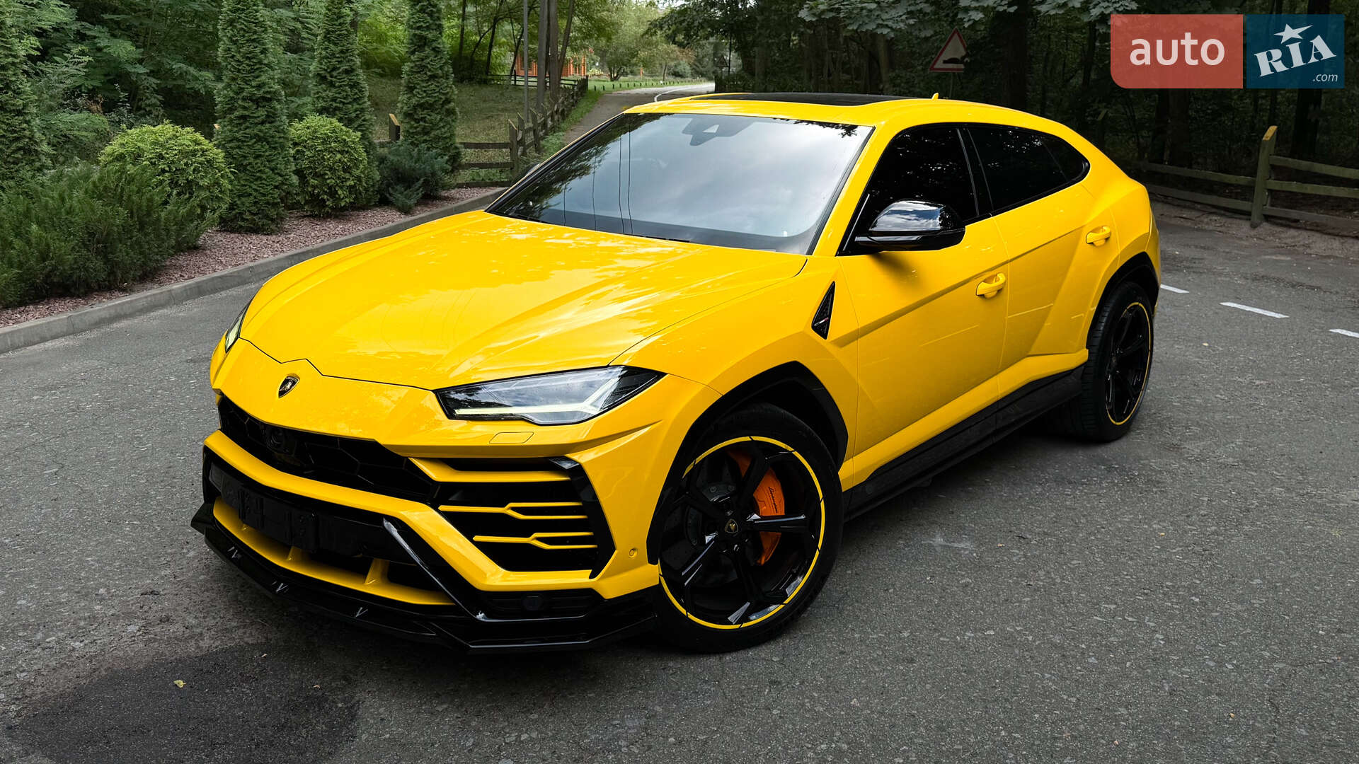 LAMBORGHINI URUS 2019