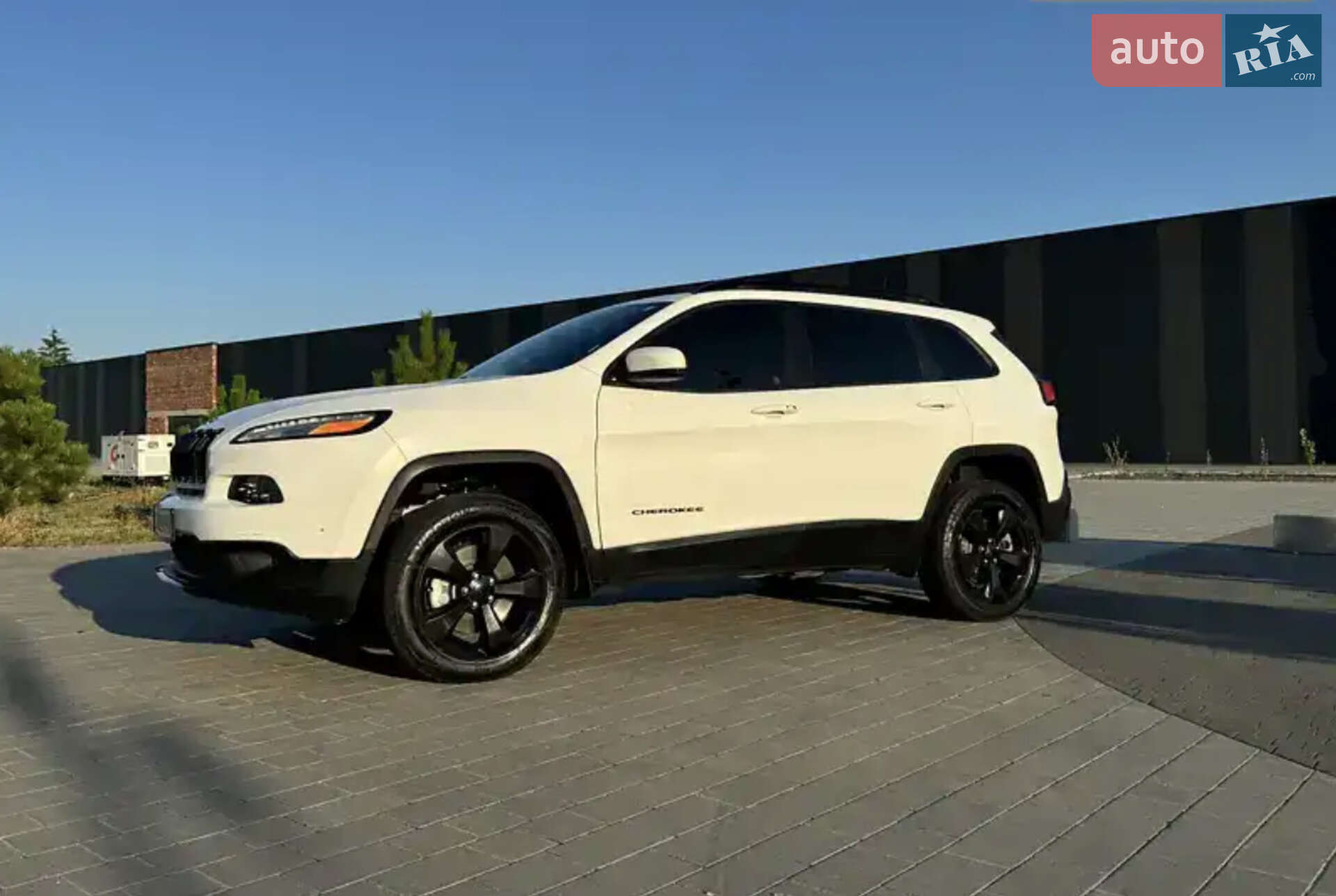 Головне фото звіту автомобіля JEEP CHEROKEE 2016