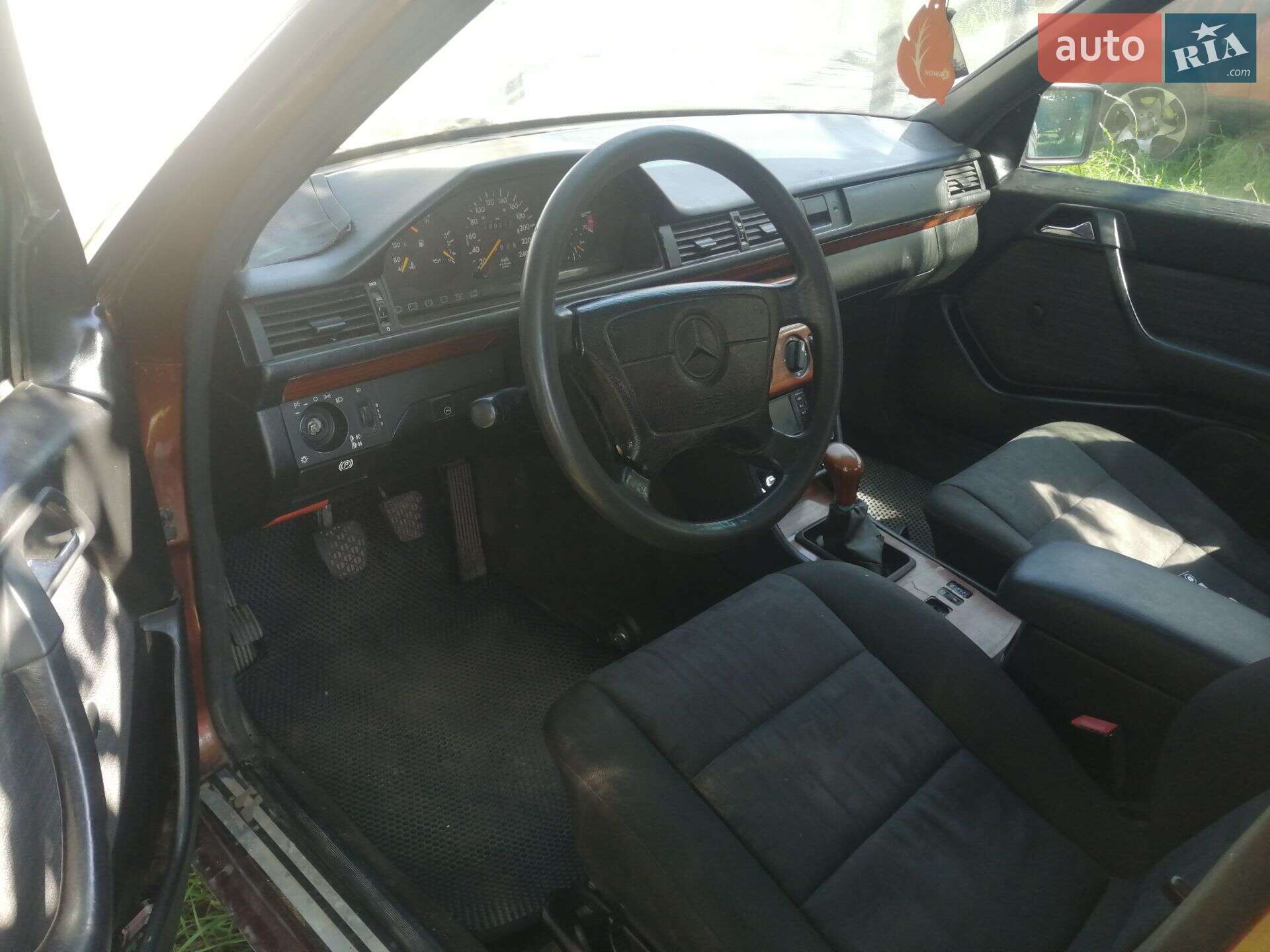 MERCEDES-BENZ 220 1993