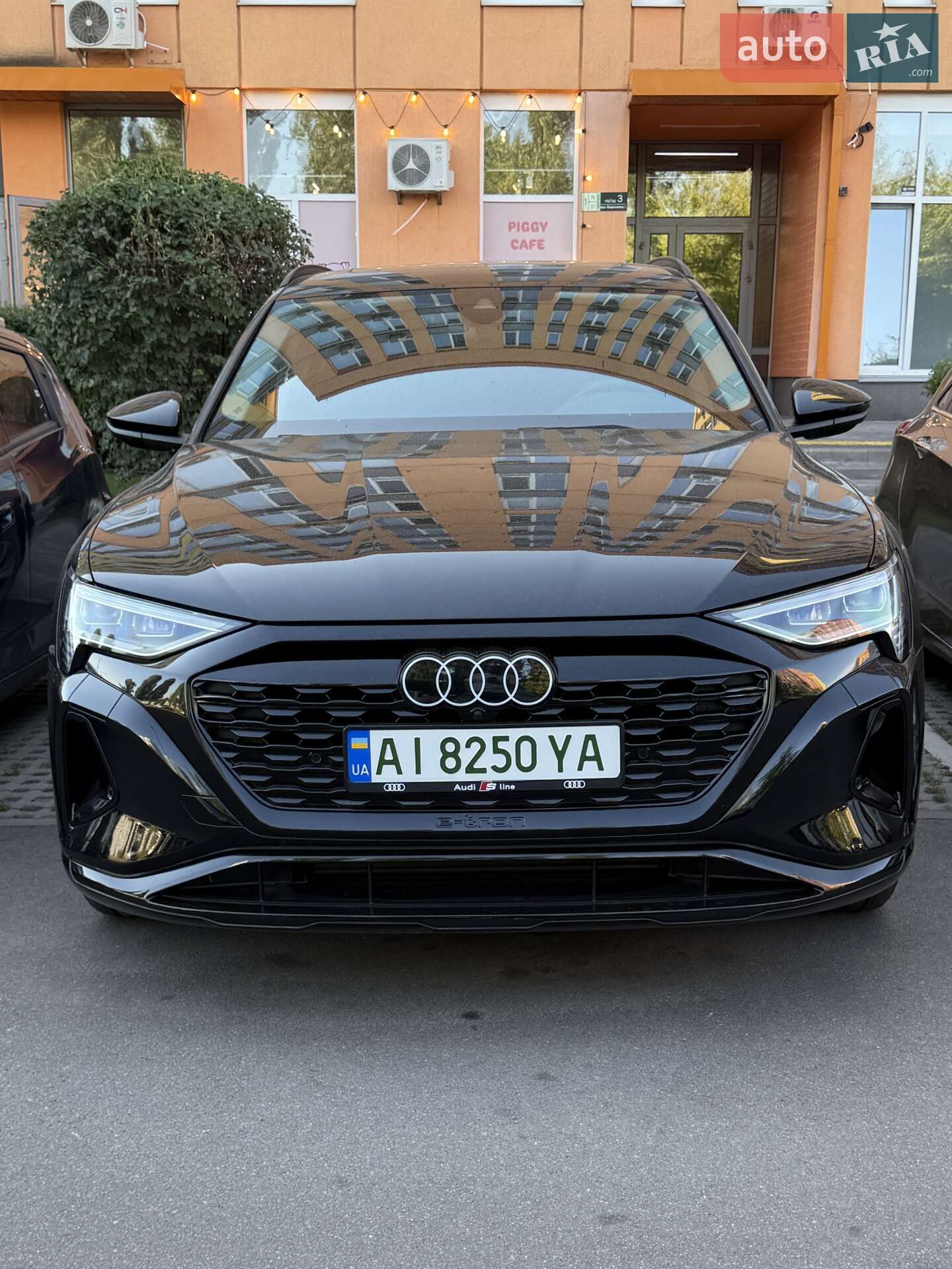 Головне фото звіту автомобіля AUDI Q8 E-TRON 2023
