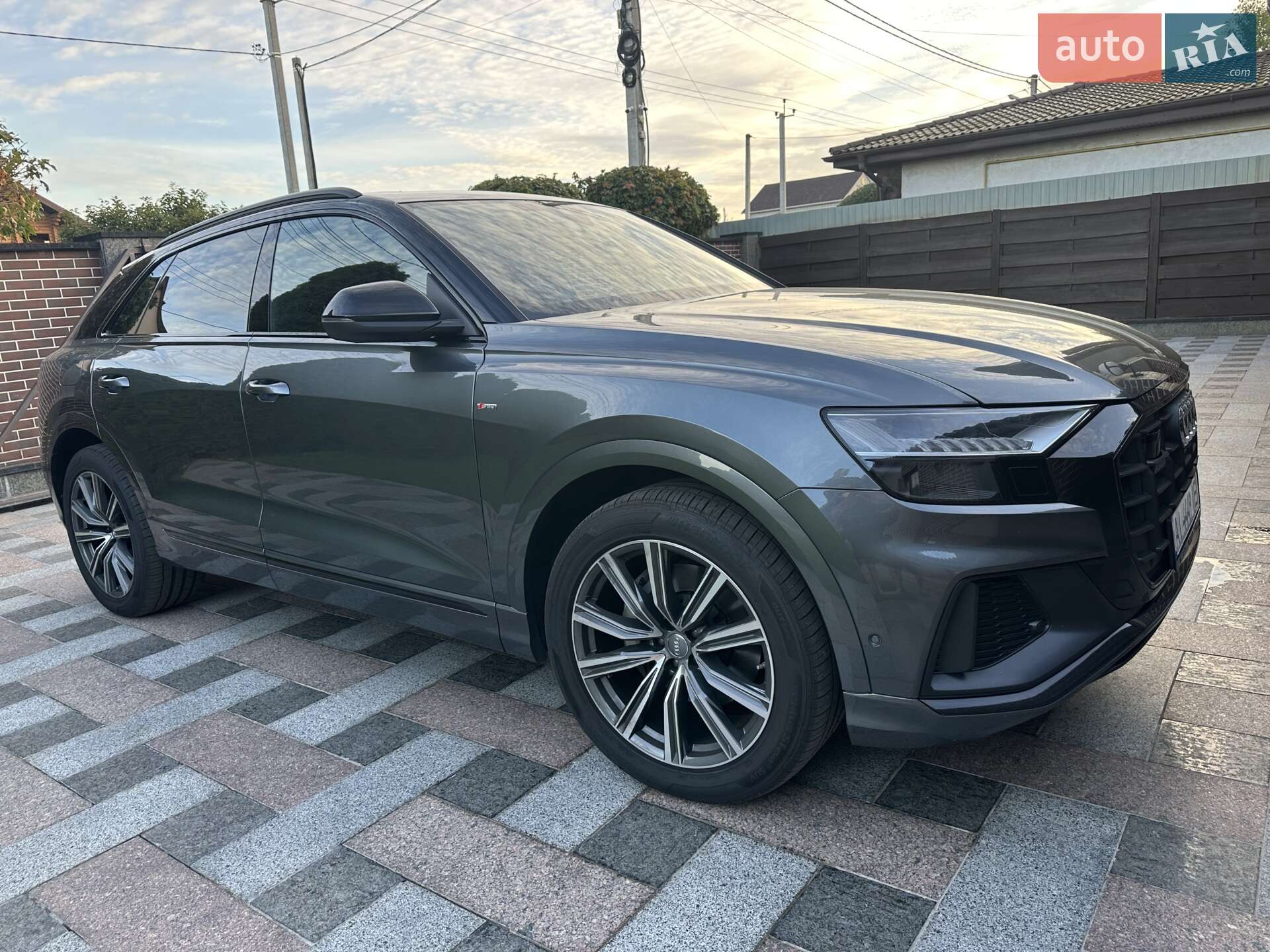 Головне фото звіту автомобіля AUDI Q8 2019