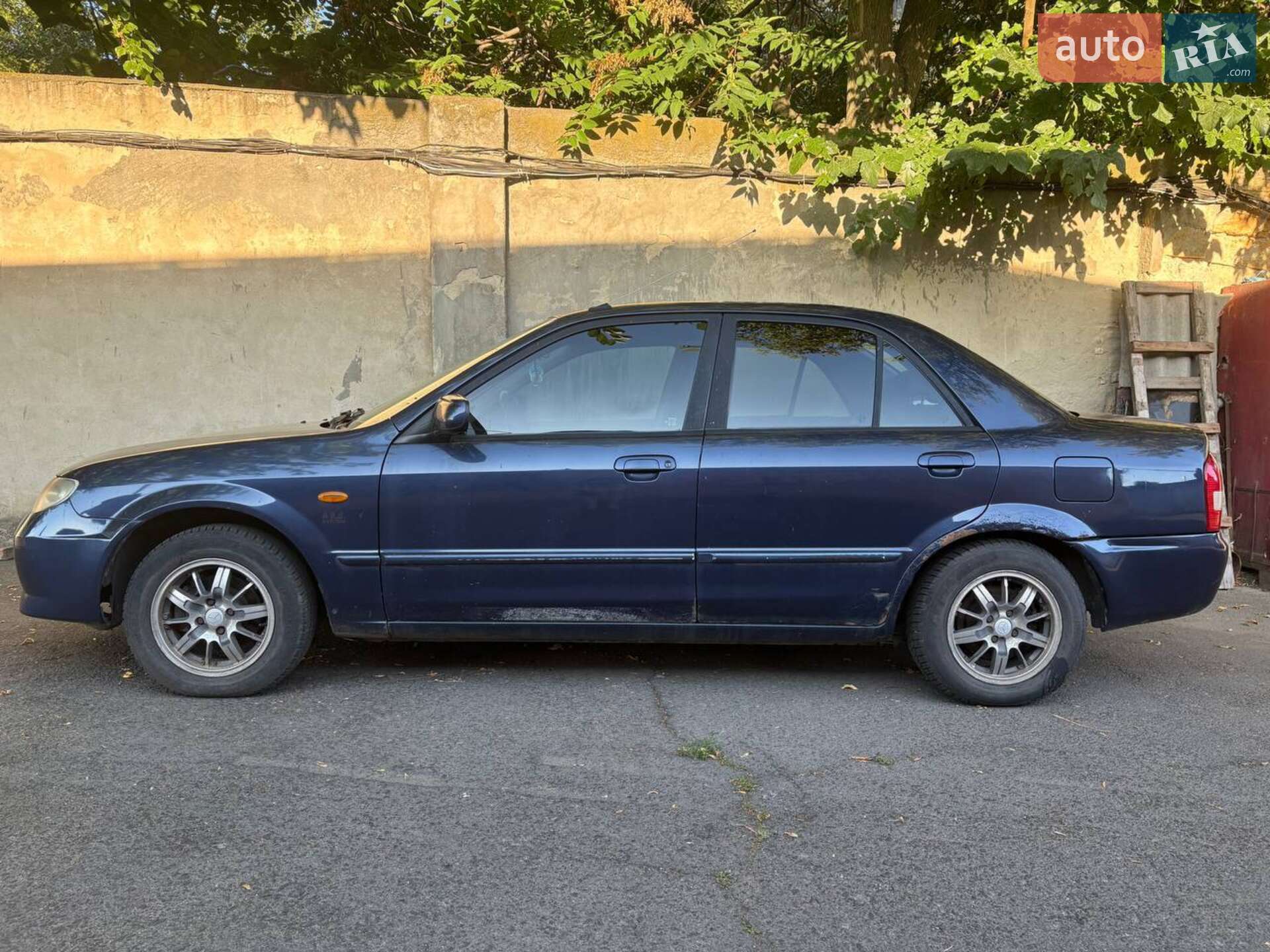 MAZDA 323 2001