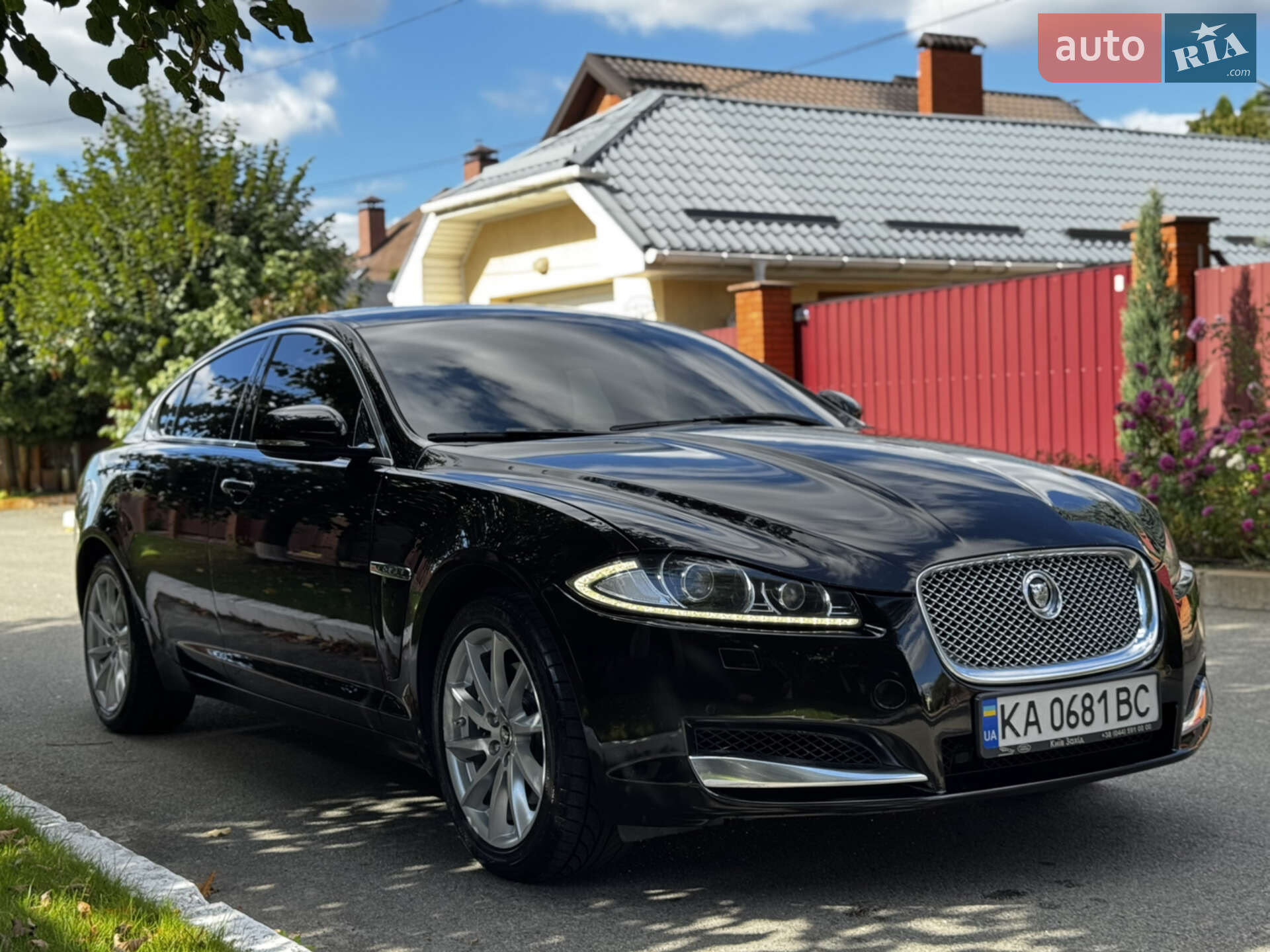 Головне фото звіту автомобіля JAGUAR XF 2013