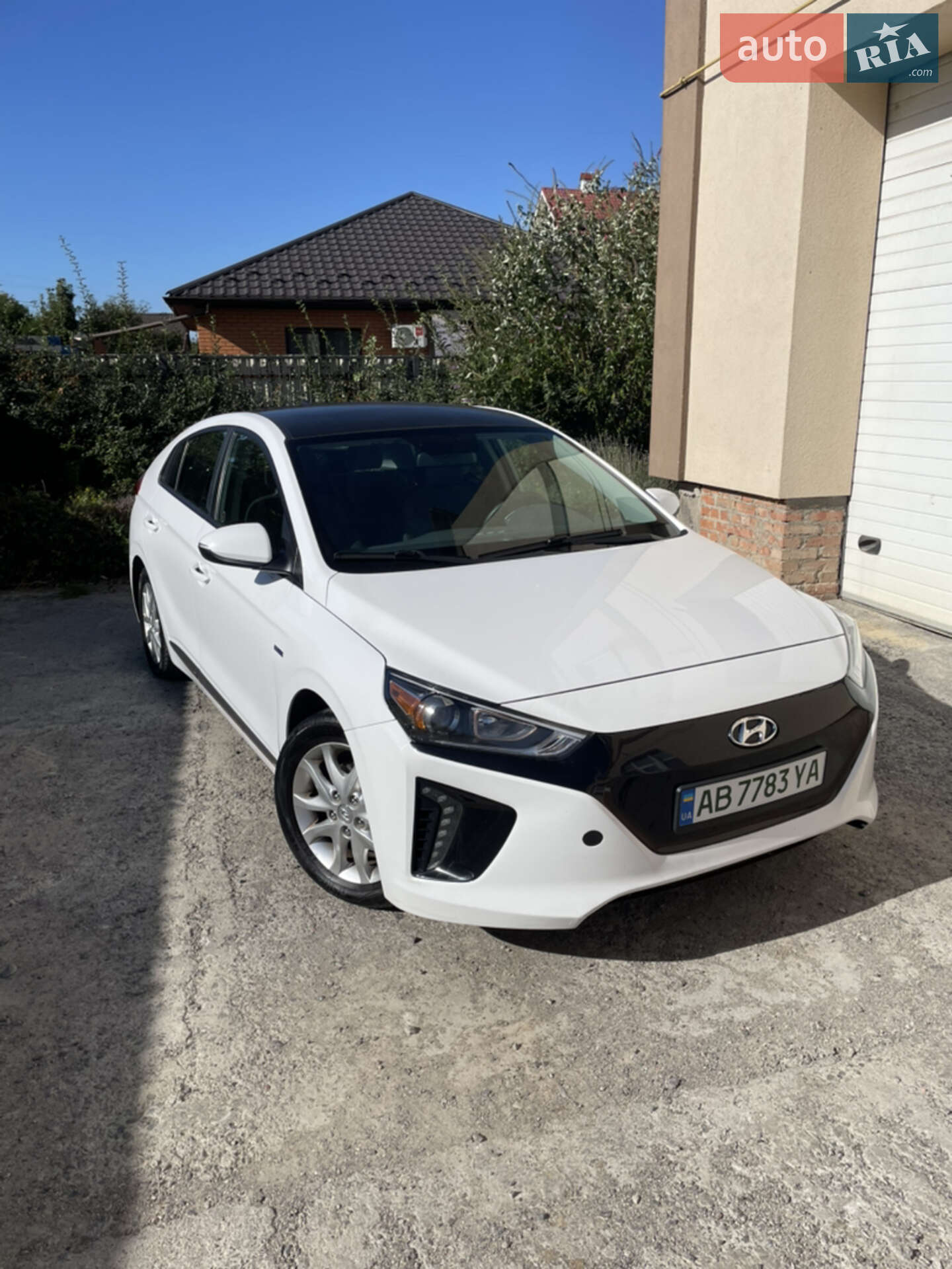 Головне фото звіту автомобіля HYUNDAI IONIQ 2017