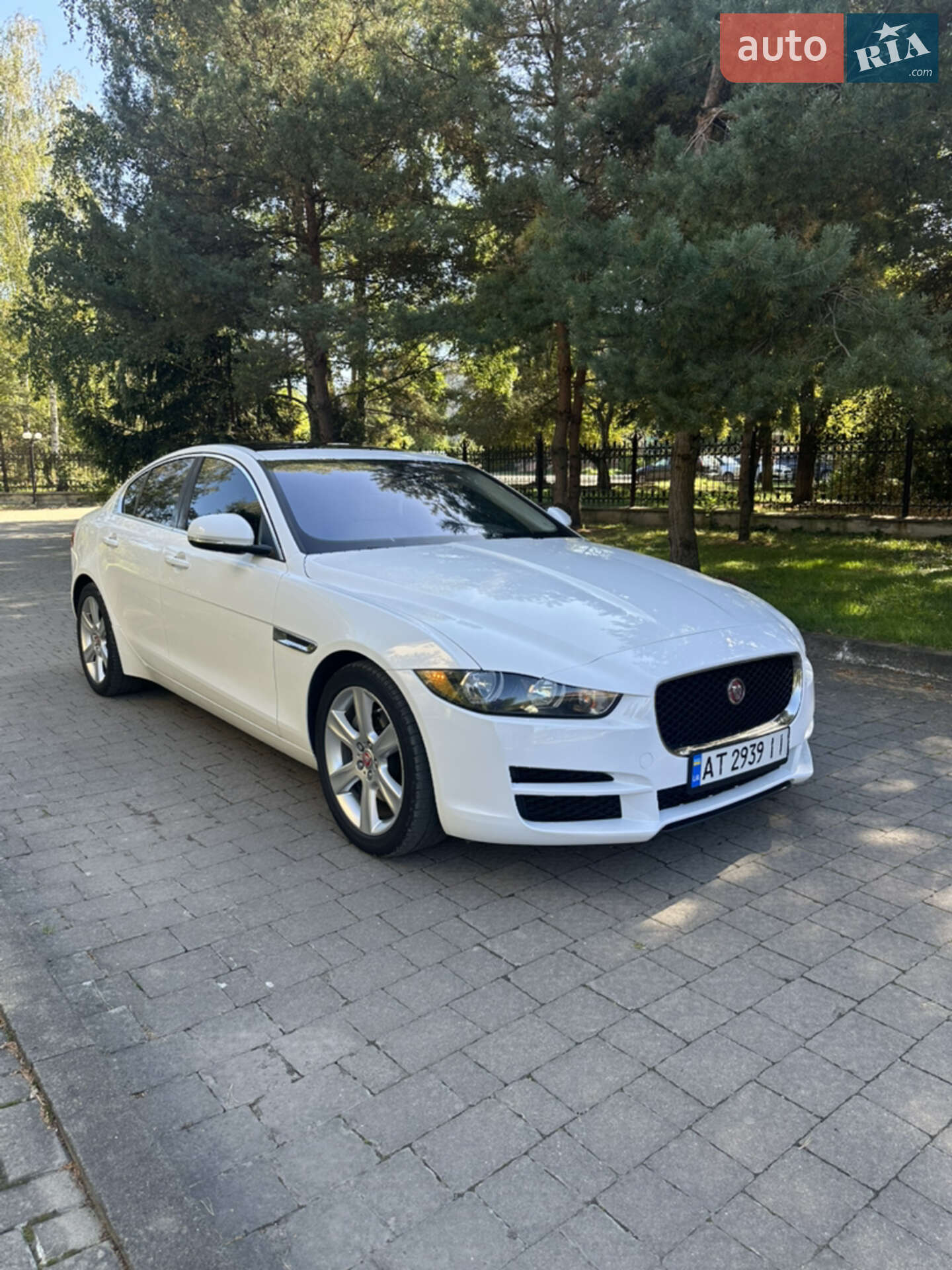 Головне фото звіту автомобіля JAGUAR XE 2016