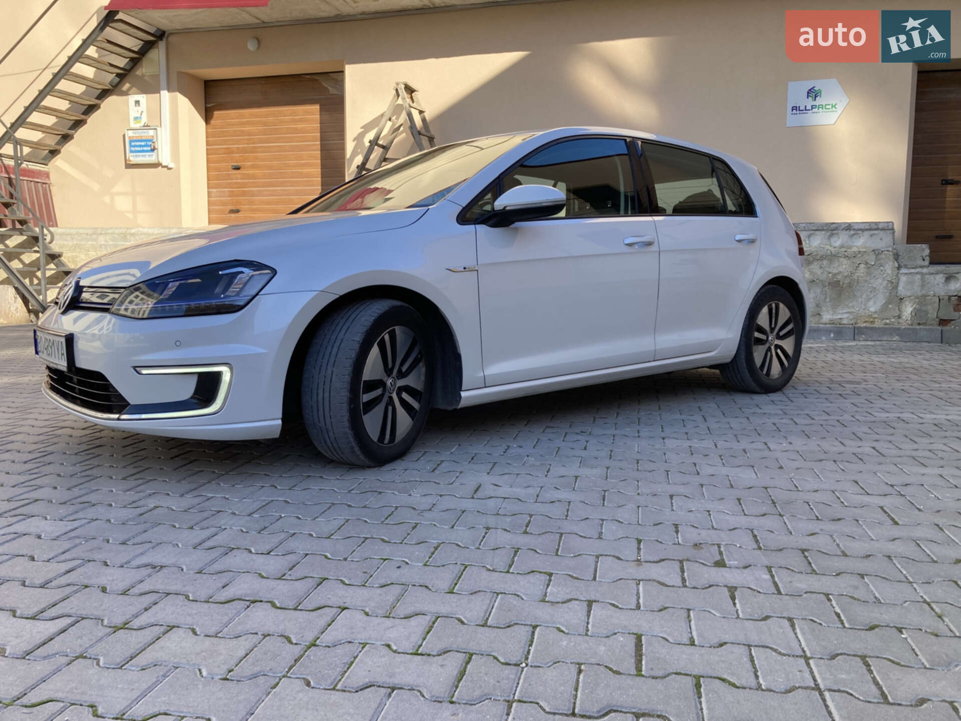 VOLKSWAGEN E-GOLF 2015
