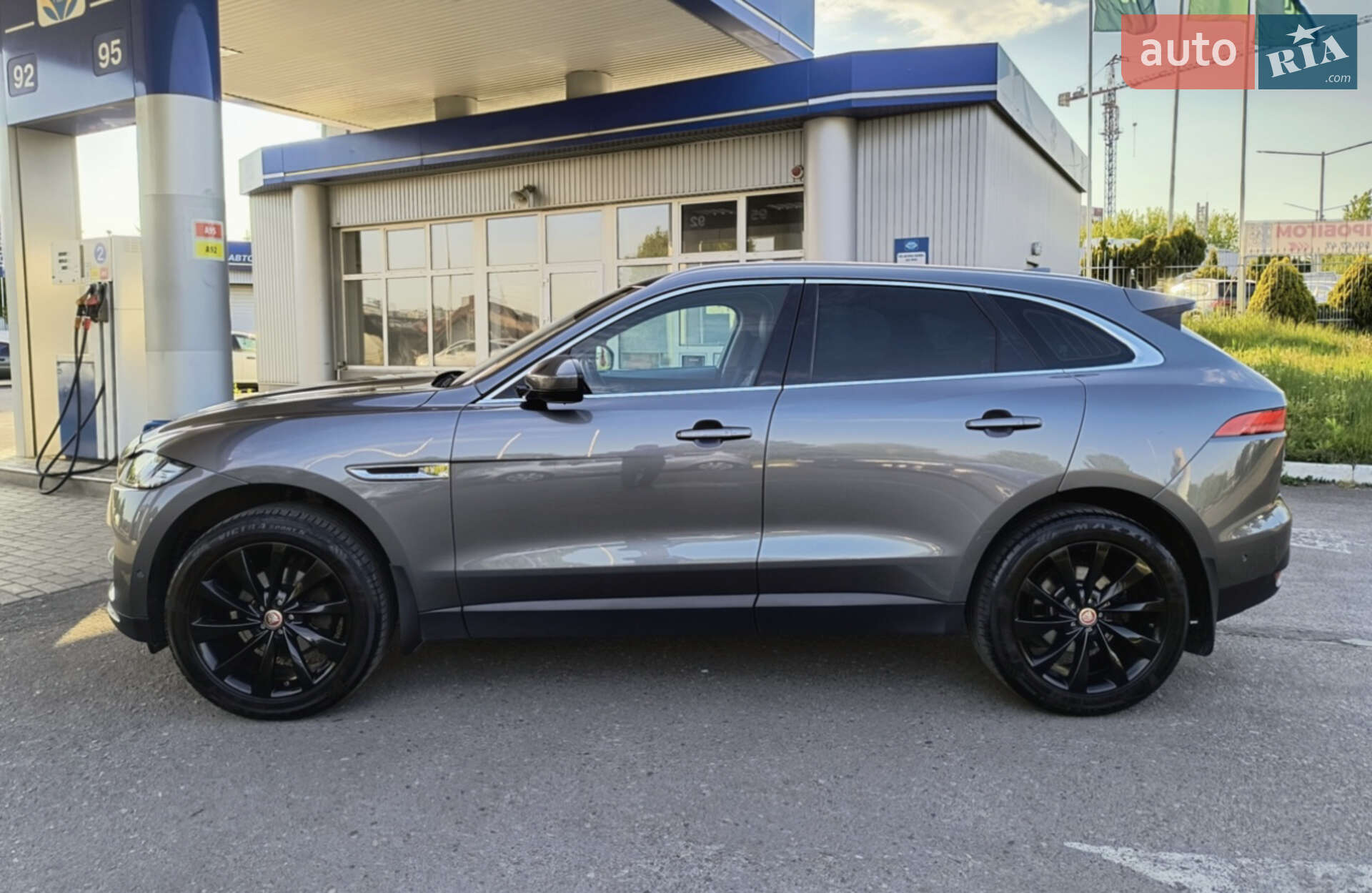 Головне фото звіту автомобіля JAGUAR F-PACE 2016